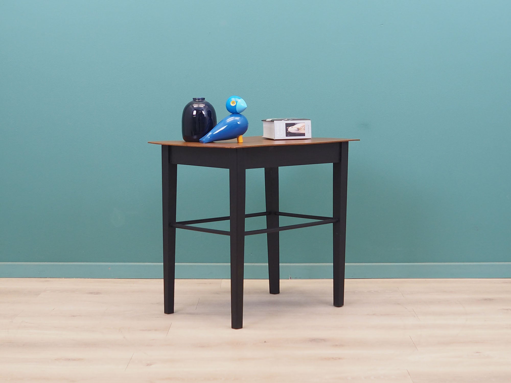 Walnut_coffee_table_Danish_design_1970s_production_Denmark