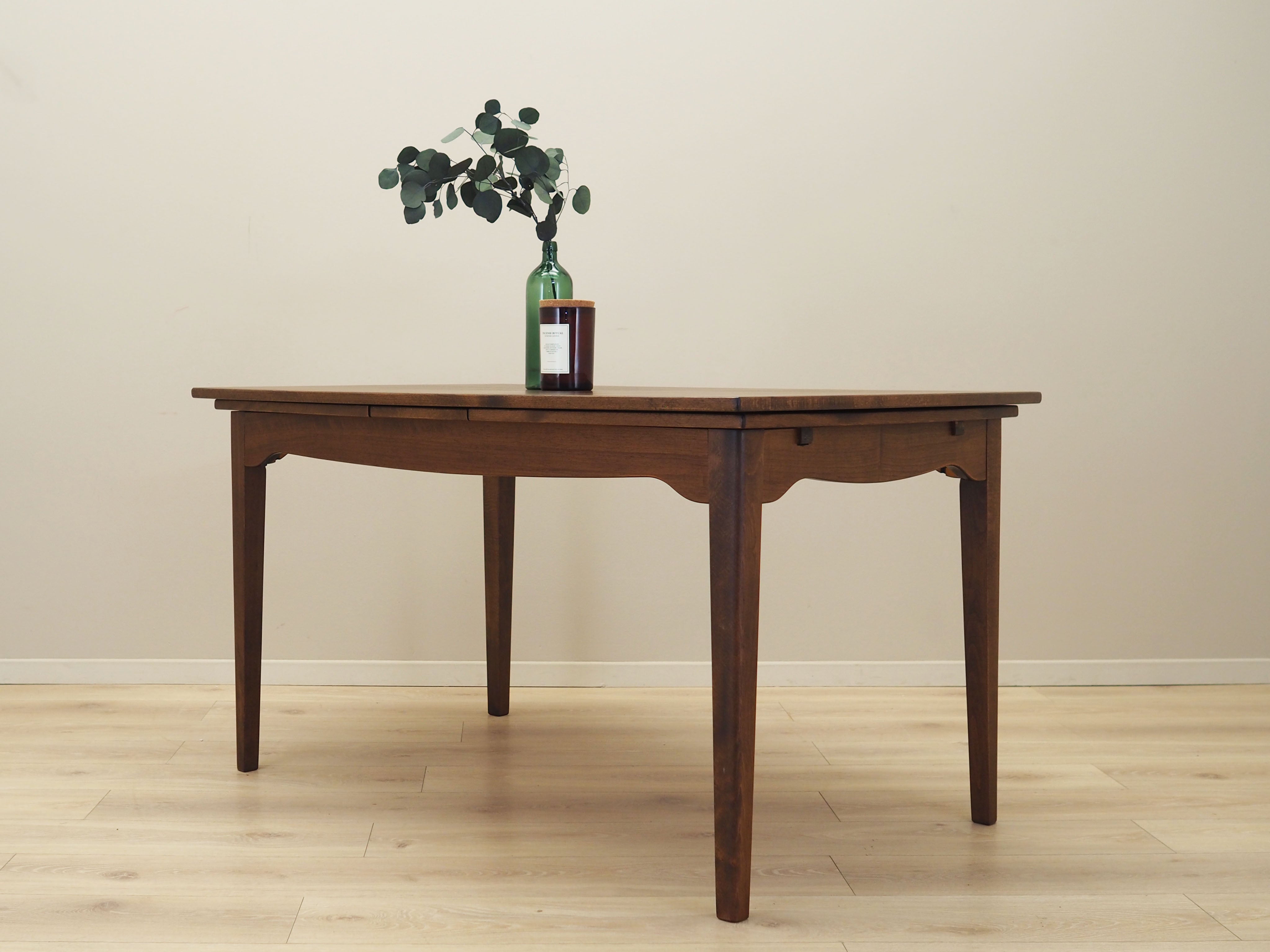 Walnut_table_Danish_design_1970s_production_Denmark