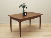 Walnut_table_Danish_design_1970s_production_Denmark