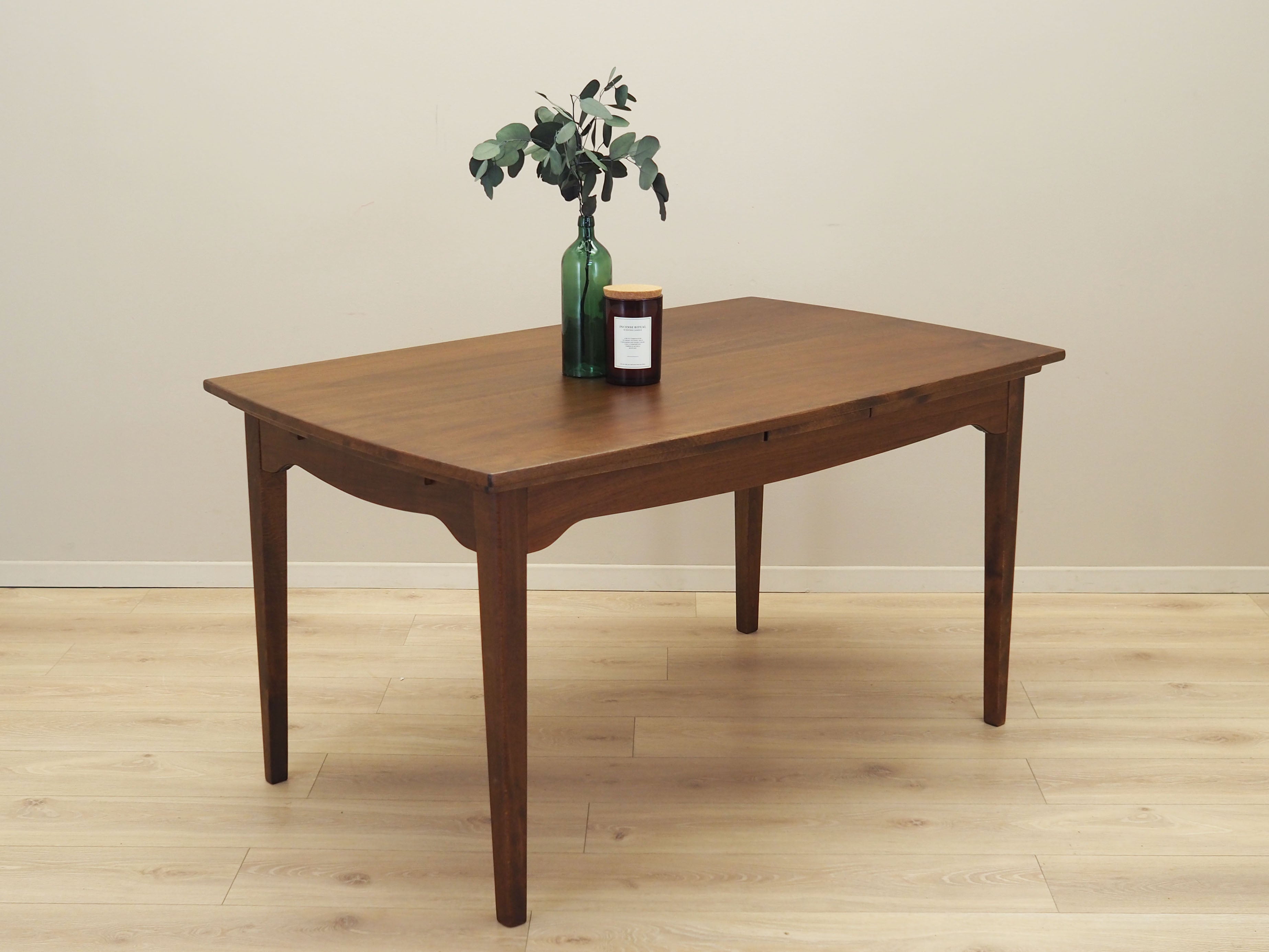 Walnut_table_Danish_design_1970s_production_Denmark