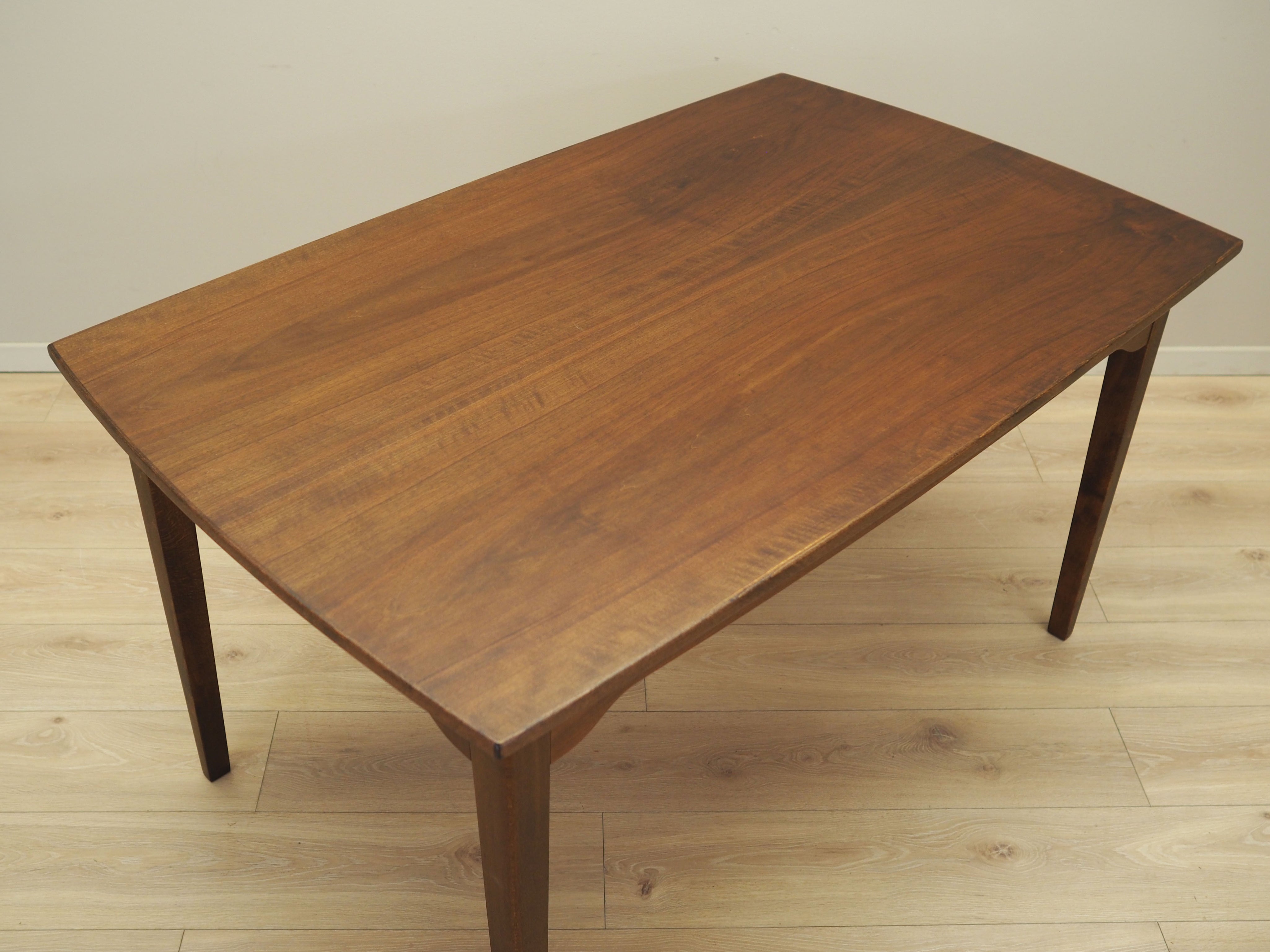 Walnut_table_Danish_design_1970s_production_Denmark