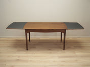 Walnut_table_Danish_design_1970s_production_Denmark