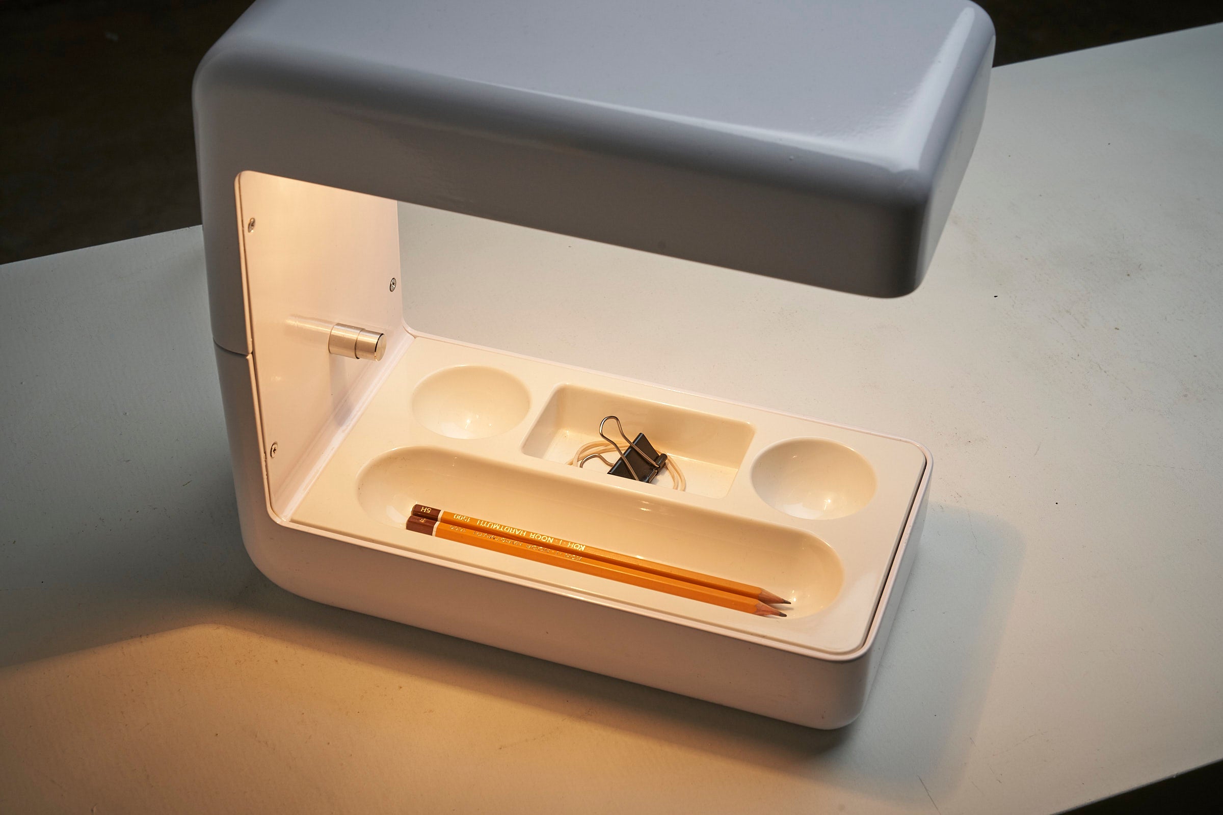 White_Isos_desk_lamp_by_Giotto_Stoppino_Tronconi