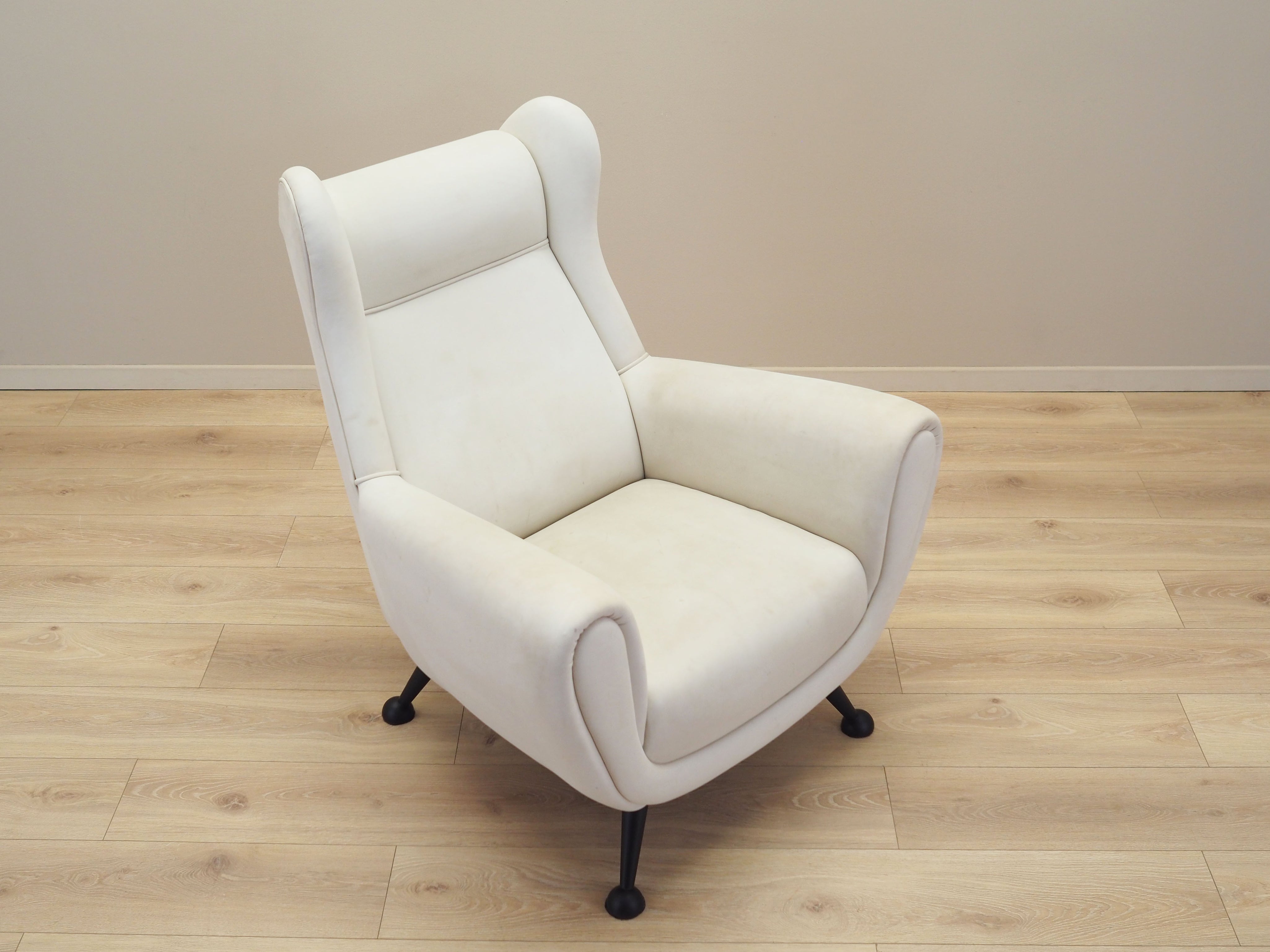White_armchair_Italian_design_1980s_production_Italy