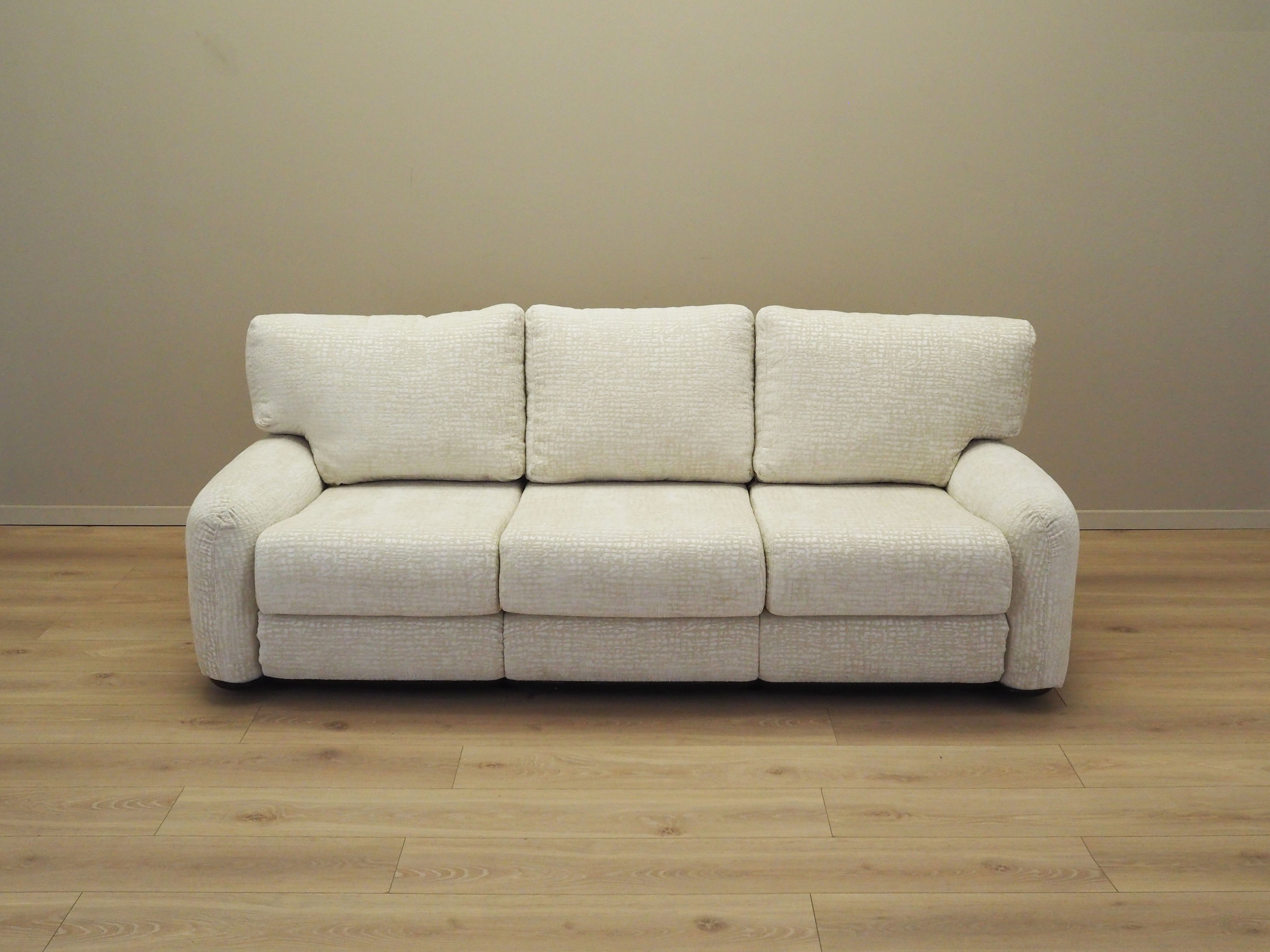 White_sofa_Italian_design_1970s_manufacturer_Busnelli_designer_Arrigo_Arrigoni