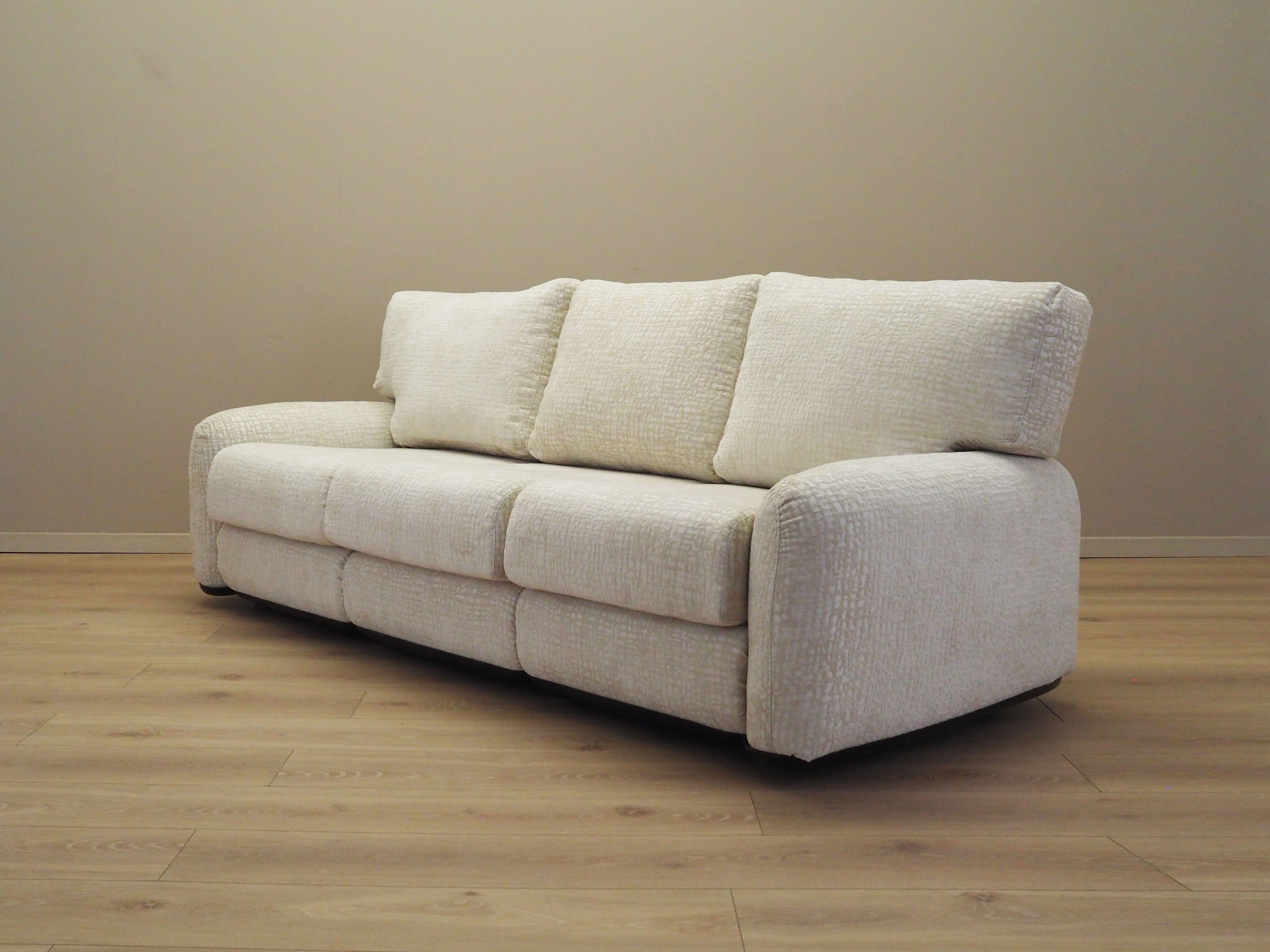 White_sofa_Italian_design_1970s_manufacturer_Busnelli_designer_Arrigo_Arrigoni