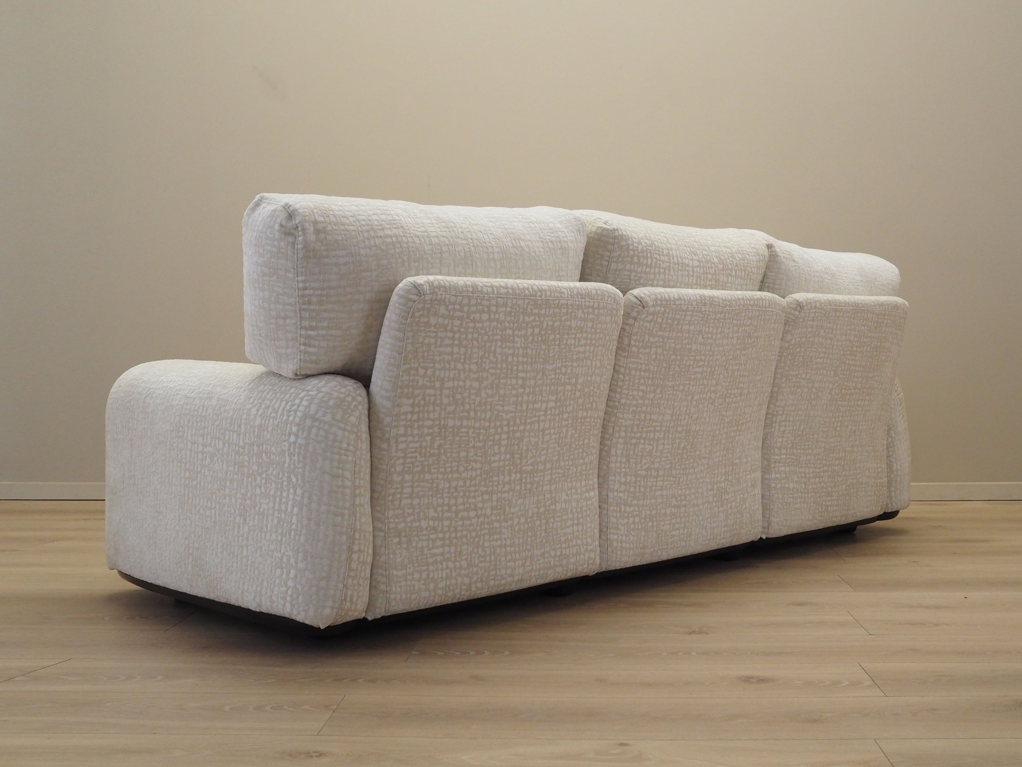 White_sofa_Italian_design_1970s_manufacturer_Busnelli_designer_Arrigo_Arrigoni