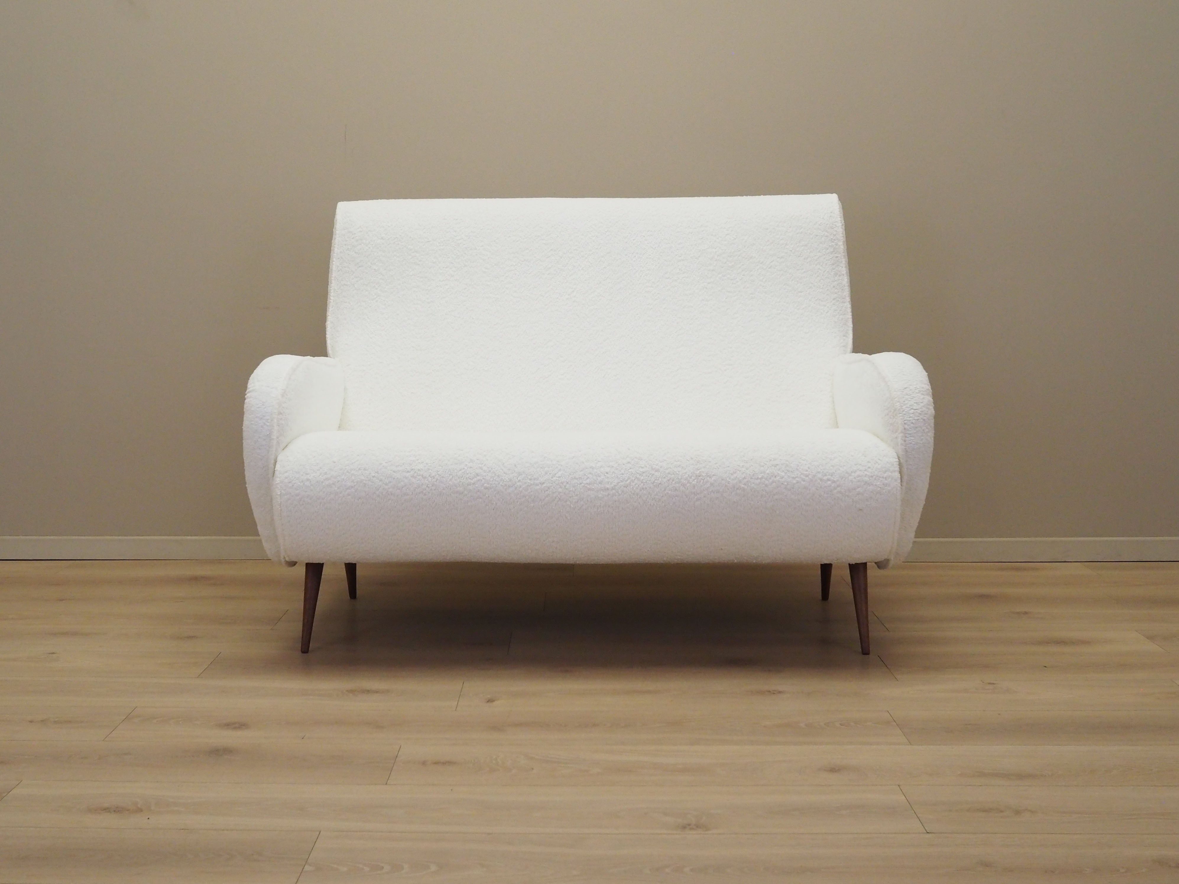 White_sofa_Italian_design_1970s_production_Italy