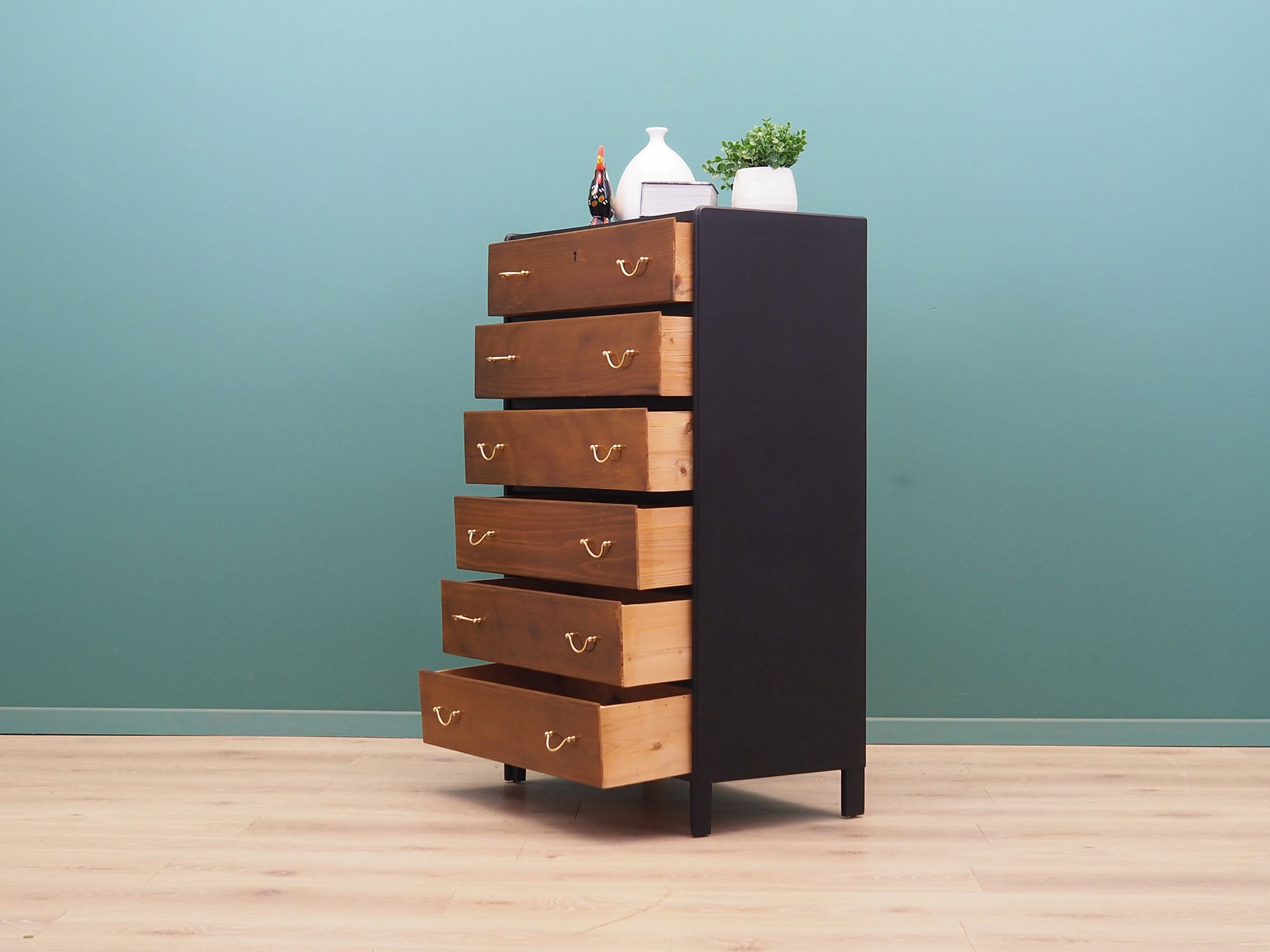 Wooden_Chest_of_drawers_in_Brown