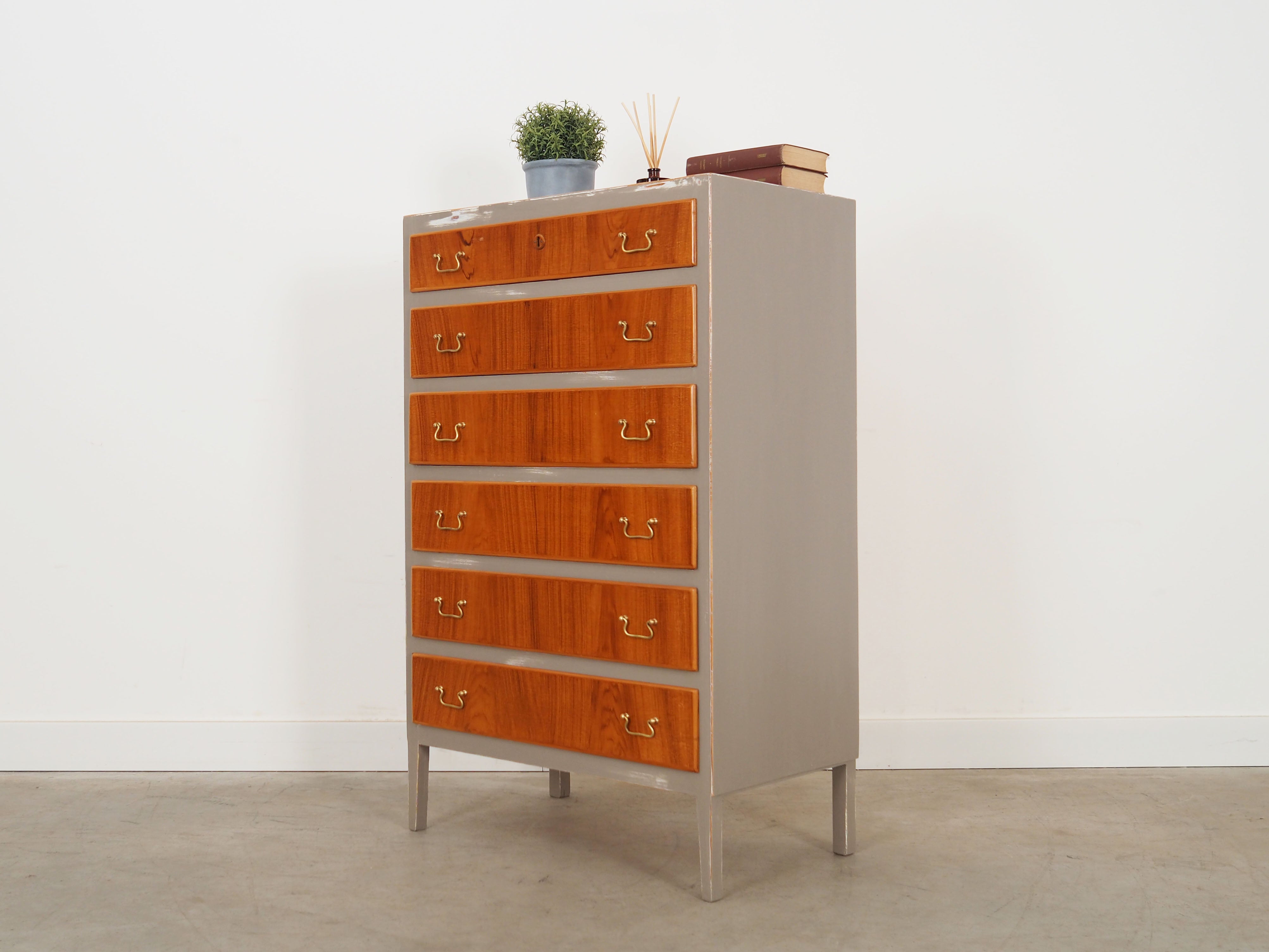 Wooden_Chest_of_drawers_with_grey_dettails