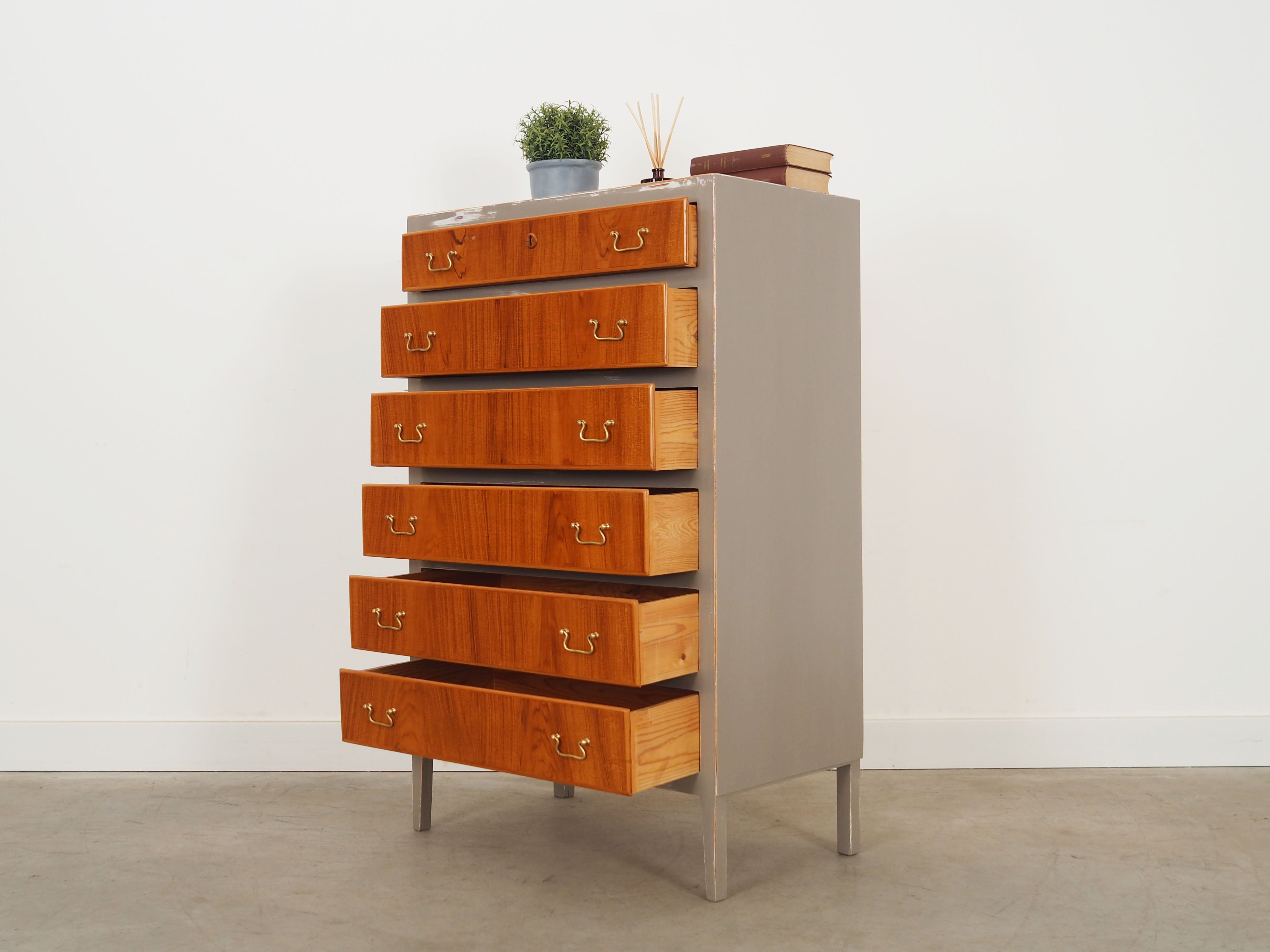 Wooden_Chest_of_drawers_with_grey_dettails