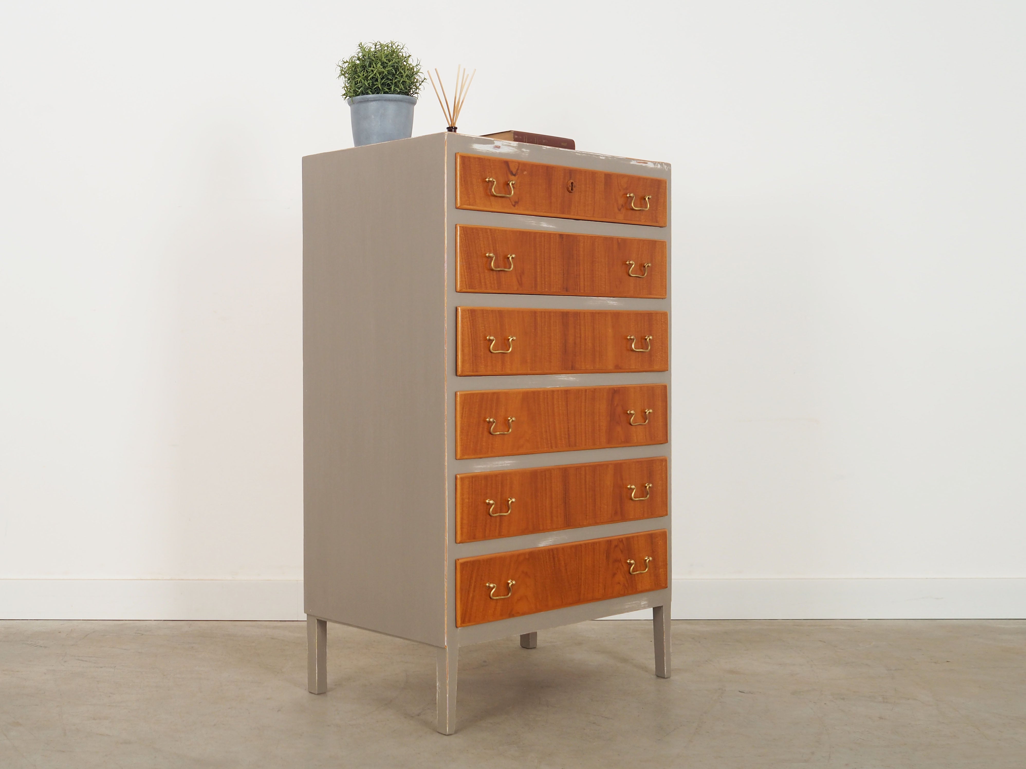 Wooden_Chest_of_drawers_with_grey_dettails