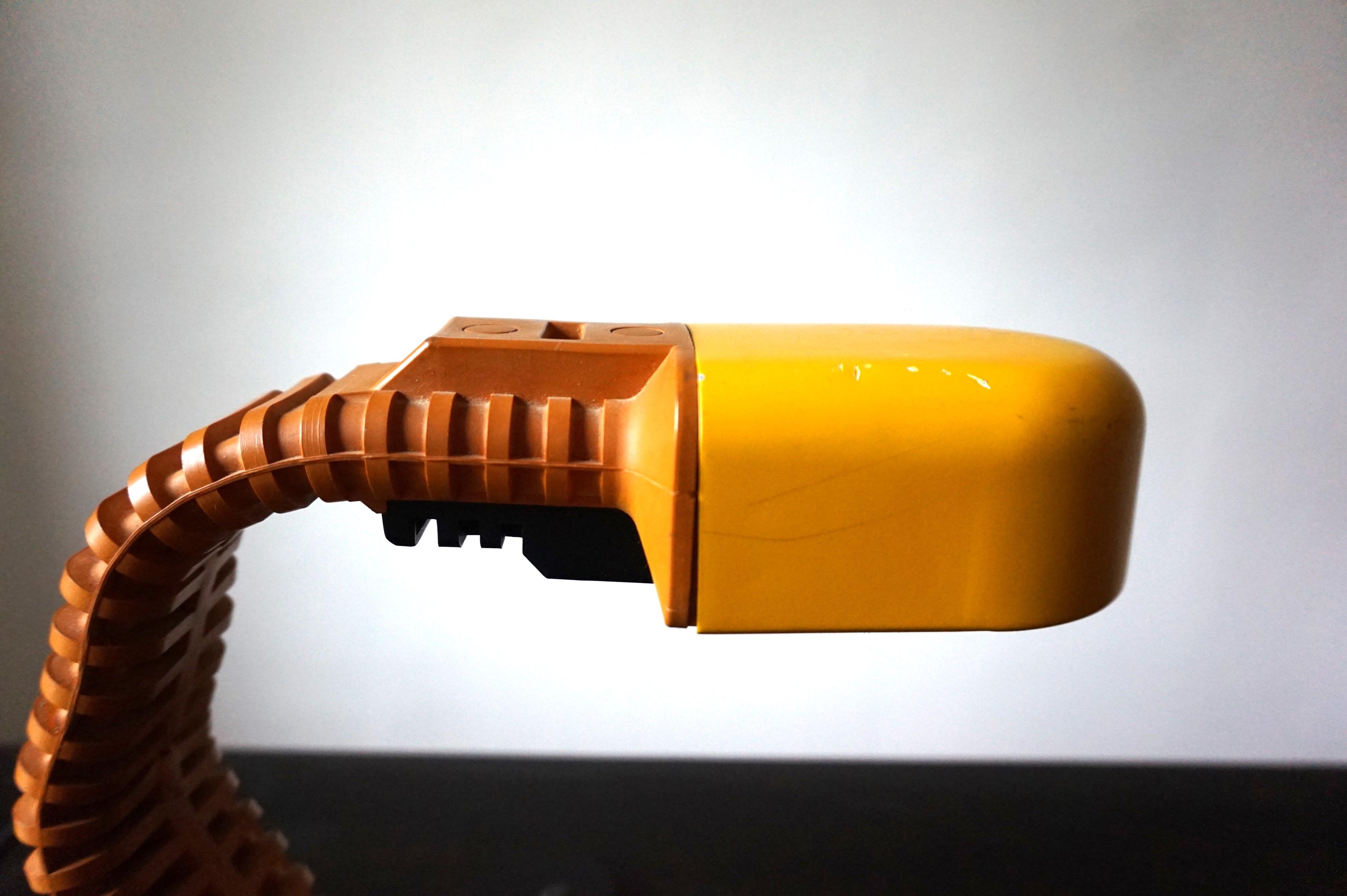 Yellow_Cobra_Table_Lamp_by_Masayuki_Kurokawa