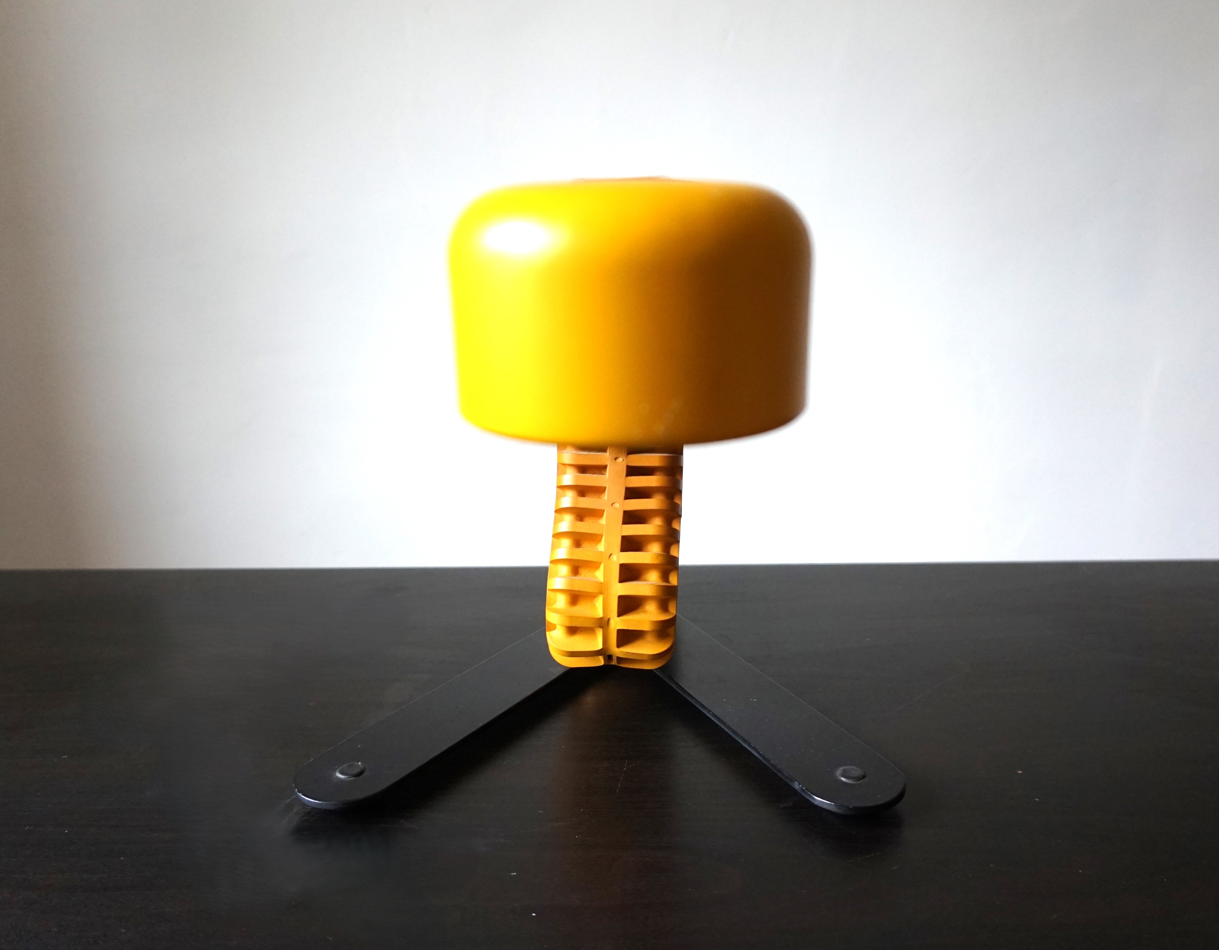 Yellow_Cobra_Table_Lamp_by_Masayuki_Kurokawa