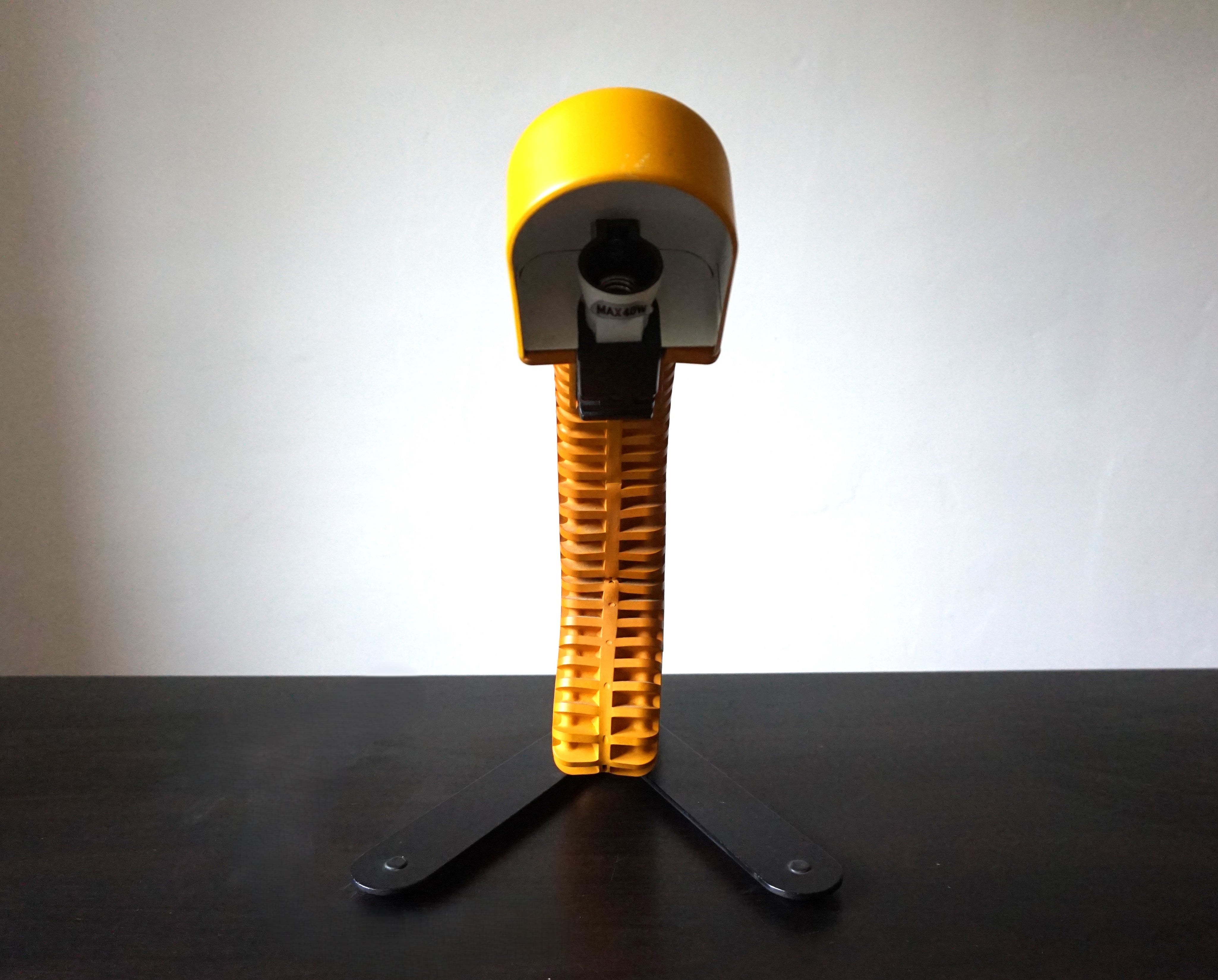 Yellow_Cobra_Table_Lamp_by_Masayuki_Kurokawa