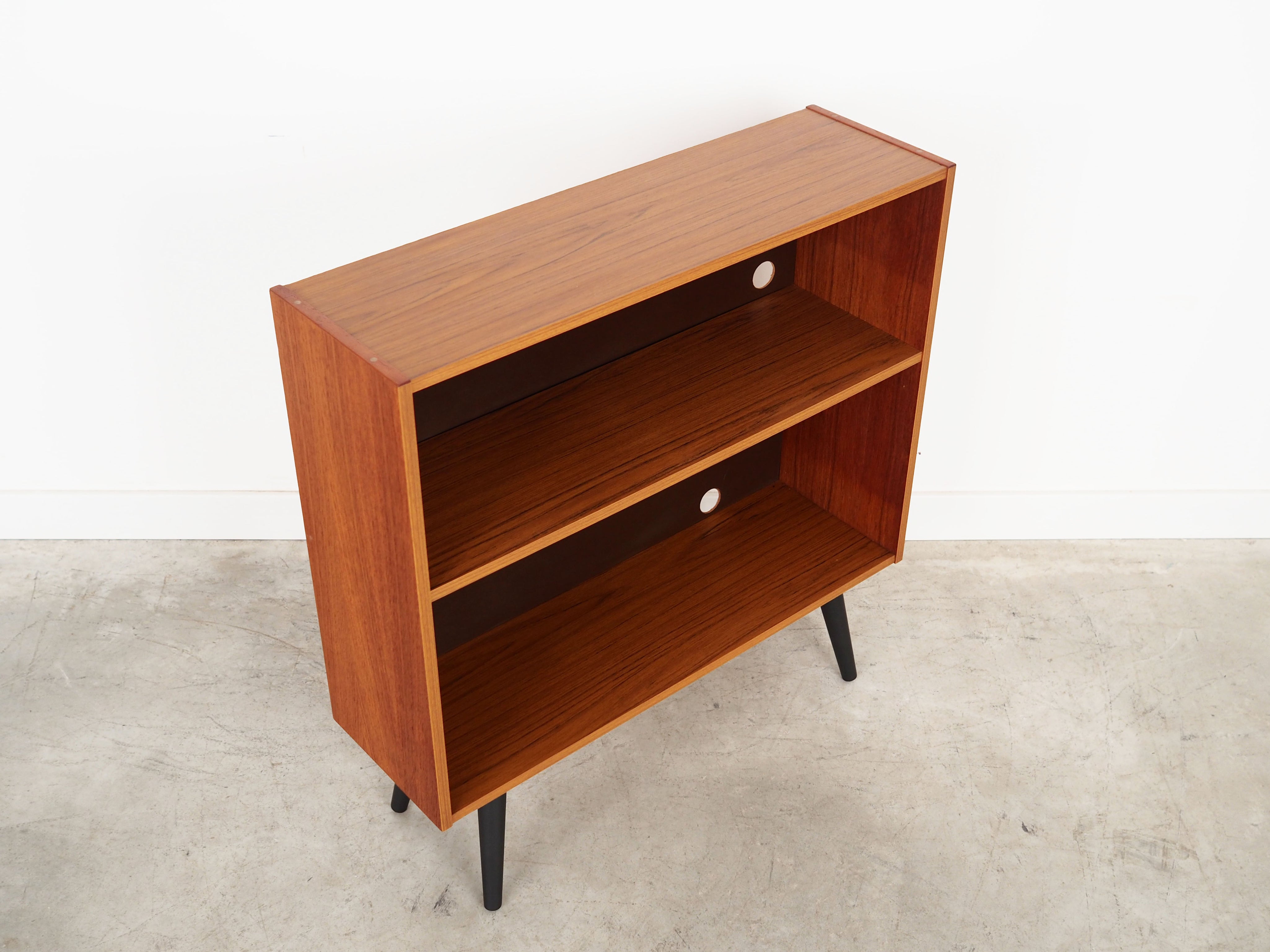 bookcase_Danish_in_design_from_1970s