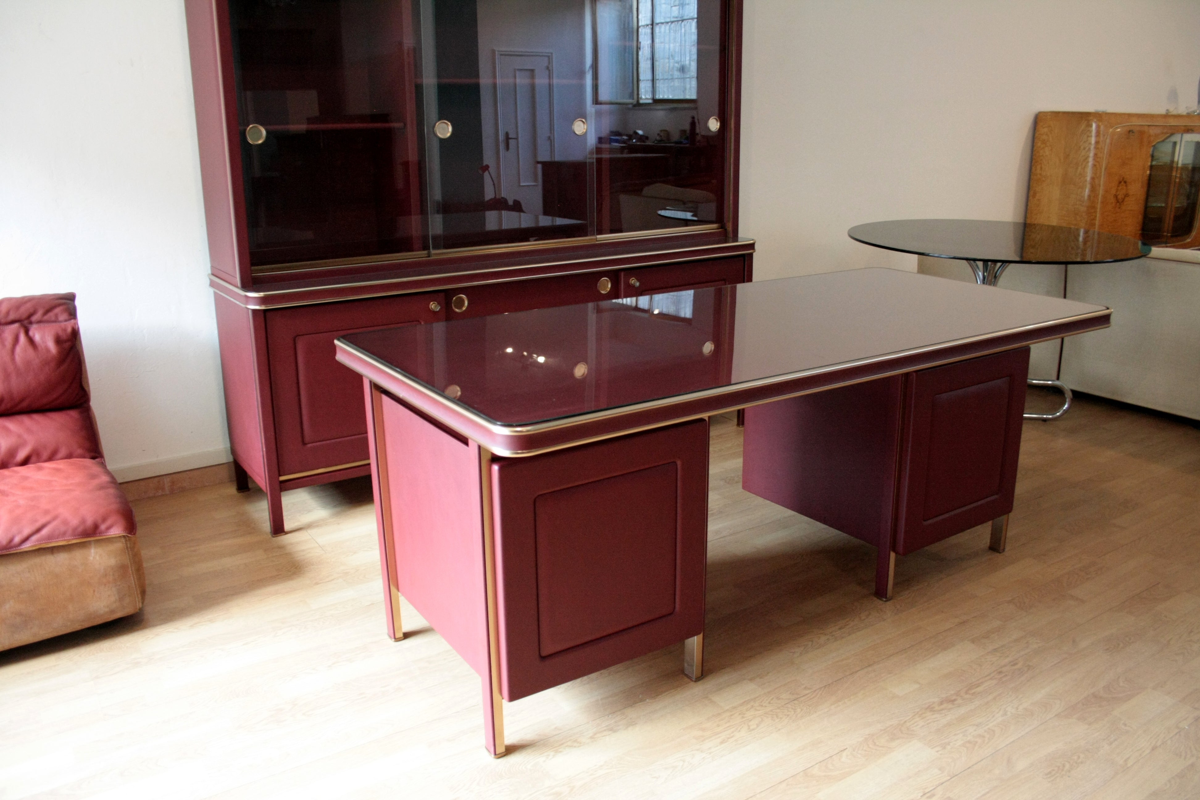 Set_of_Desk_and_3_chairs_by_Umberto_Mascagni_in_burgundy_faux_leather_and_brass,_1950,_Italy