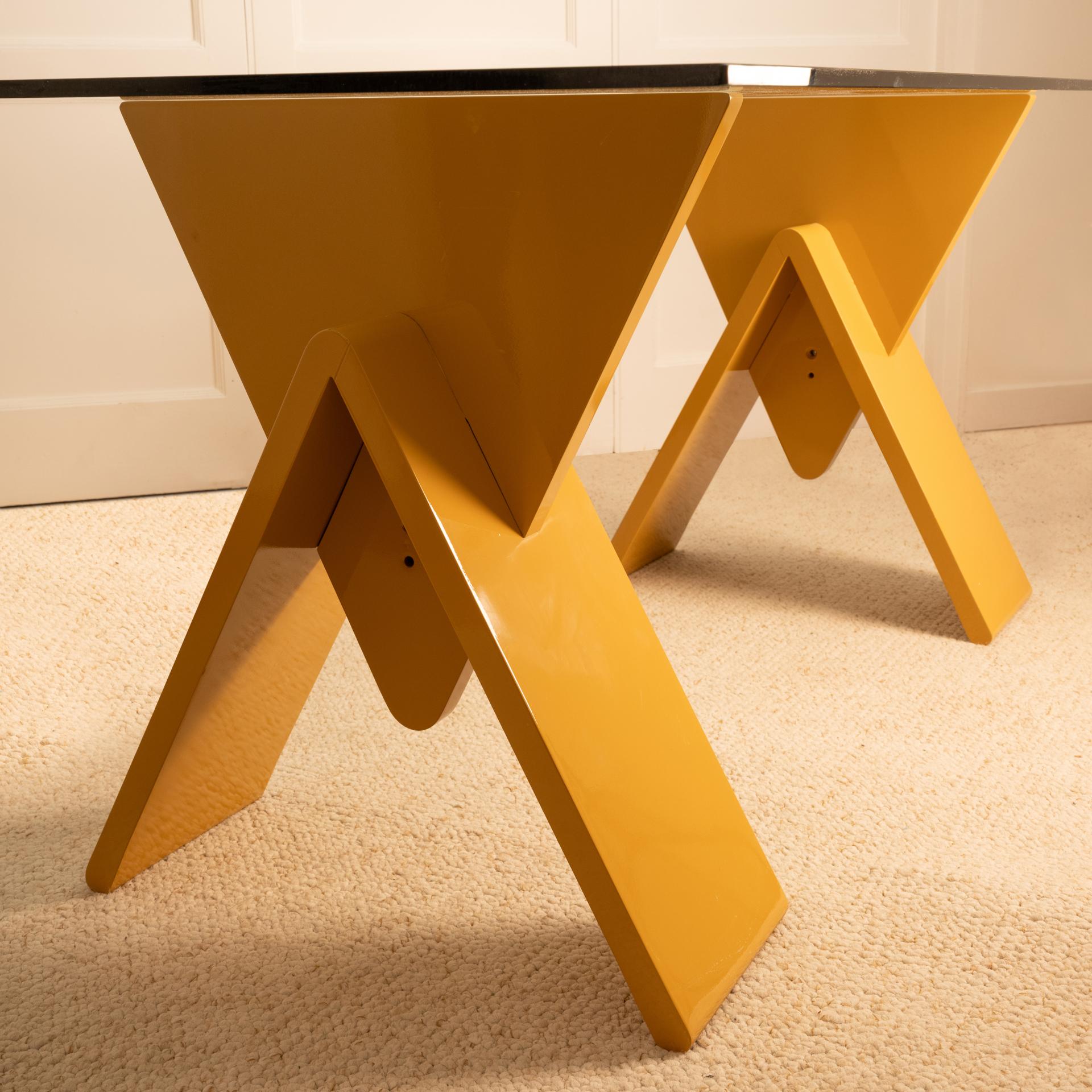 lacquer_&_glass_table_-_Italy_1980s