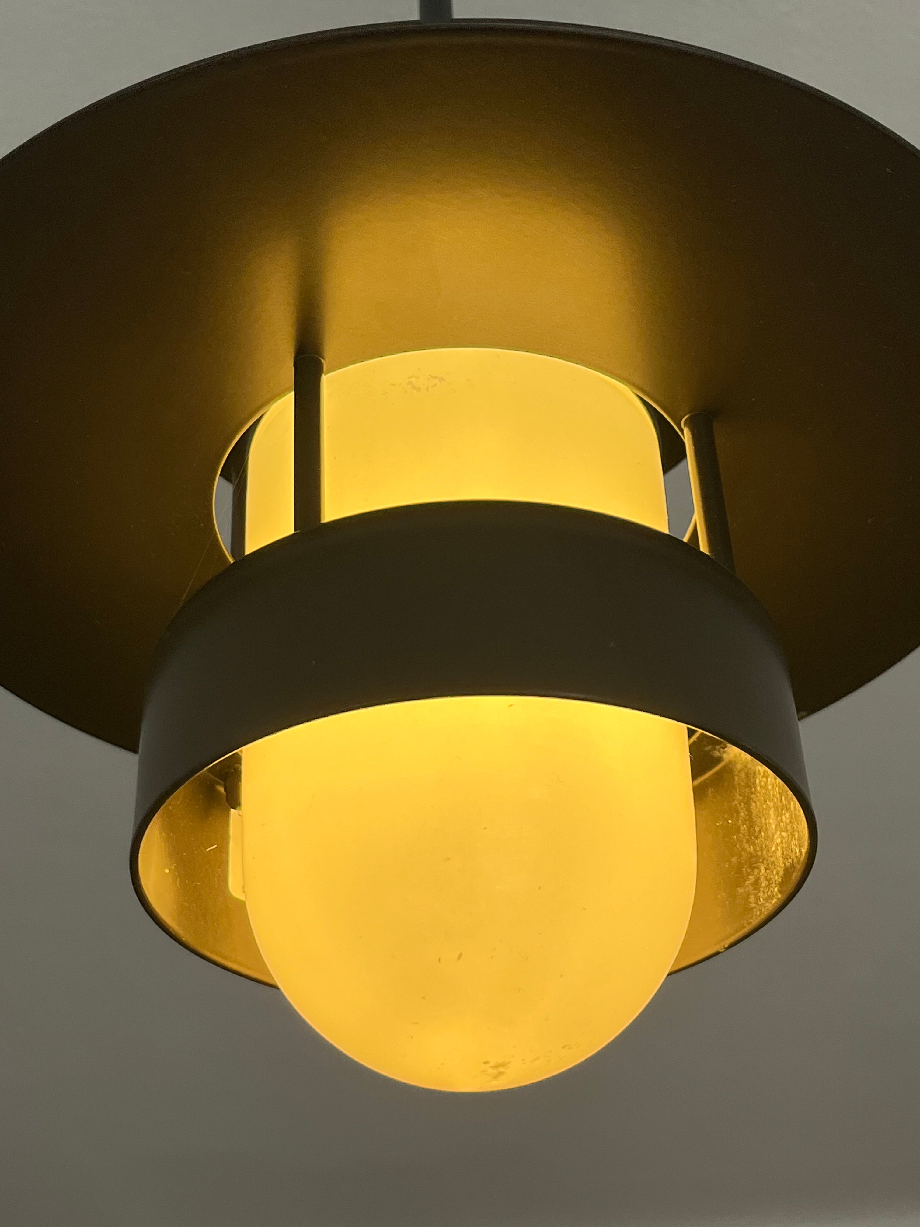 Louis_Poulsen_pendant_lamp,_1990s