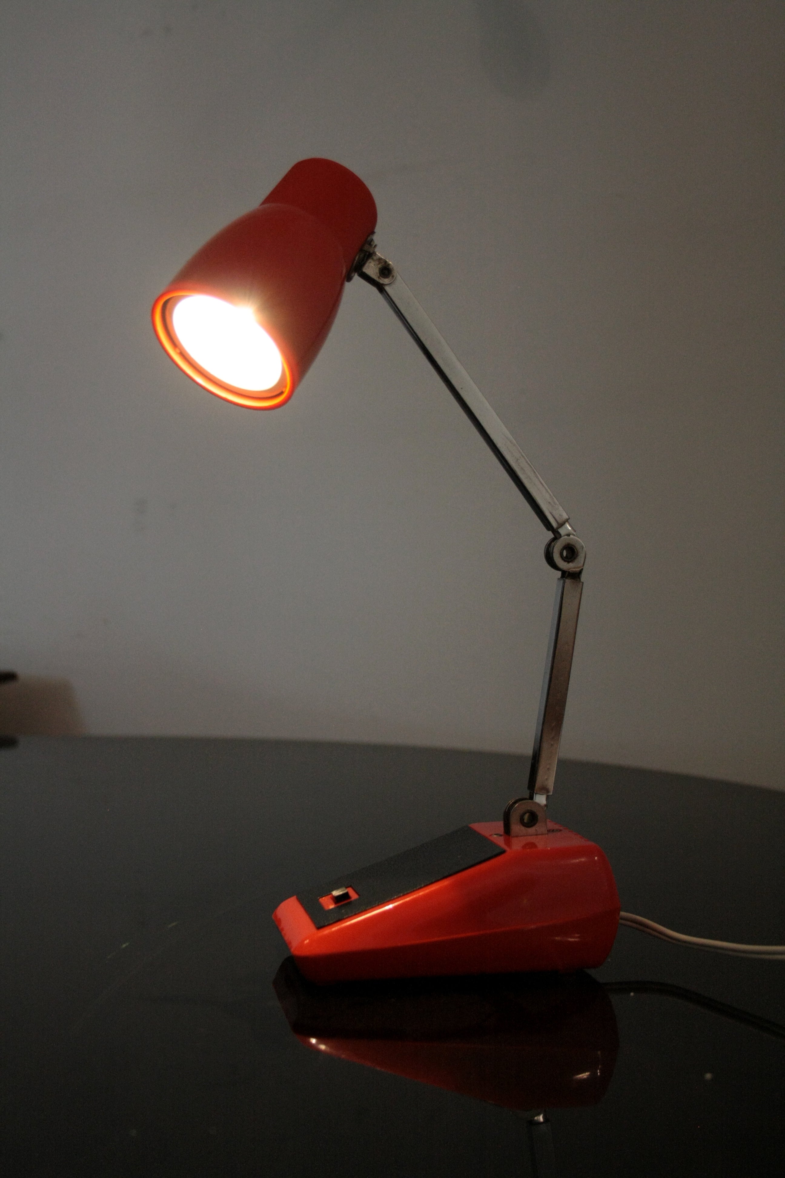 MG_Table_Lamp_made_in_Hong_Kong,_1970