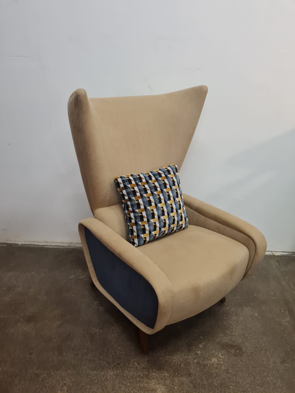 Mid-Century_Ear_Chair,_Czechoslovakia