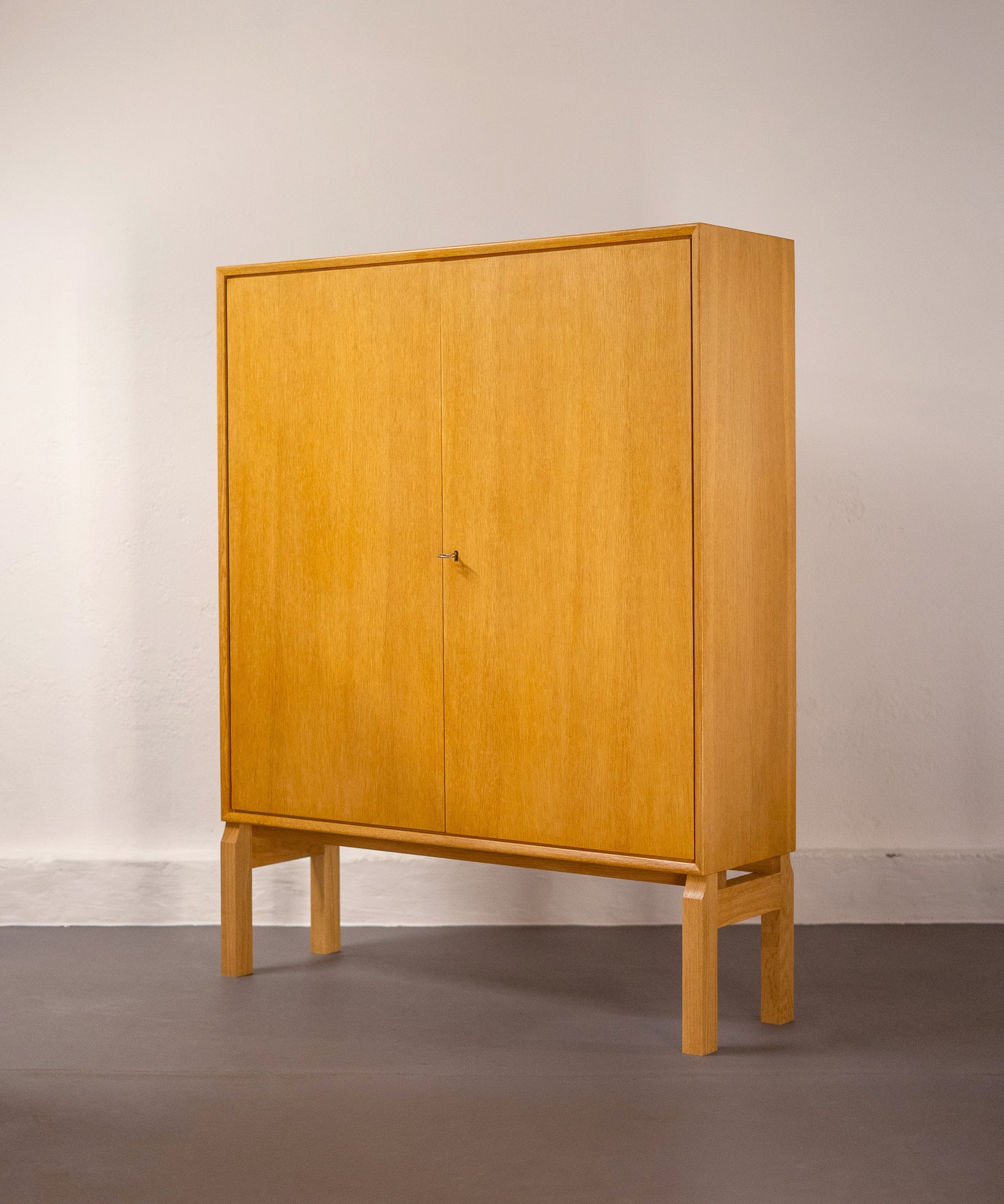 Oak_Cupboard_by_Marian_Grabińsky_for_Ikea,_Sweden_from_1960