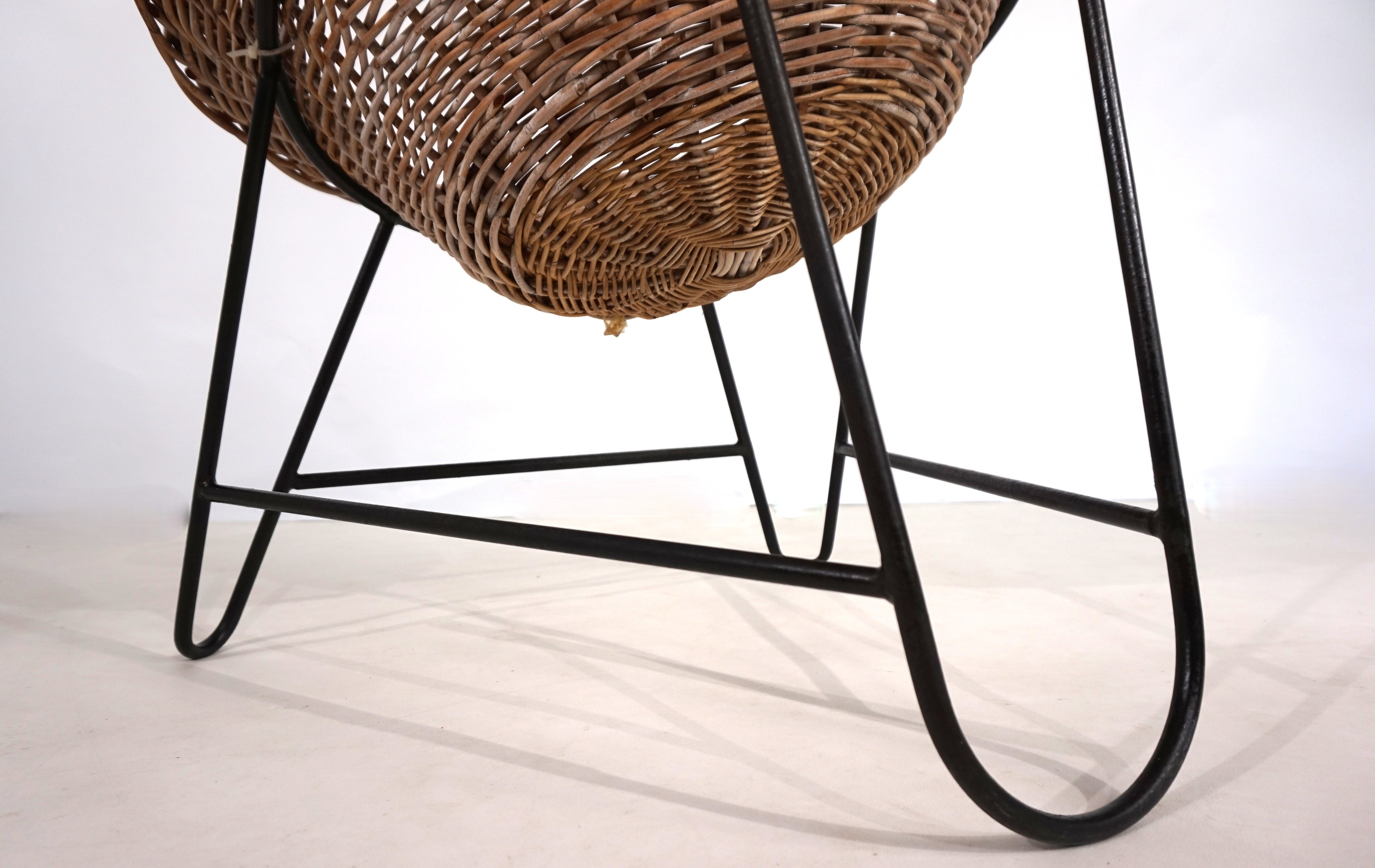 Rattan_basket_pod_lounge_chair,_1960
