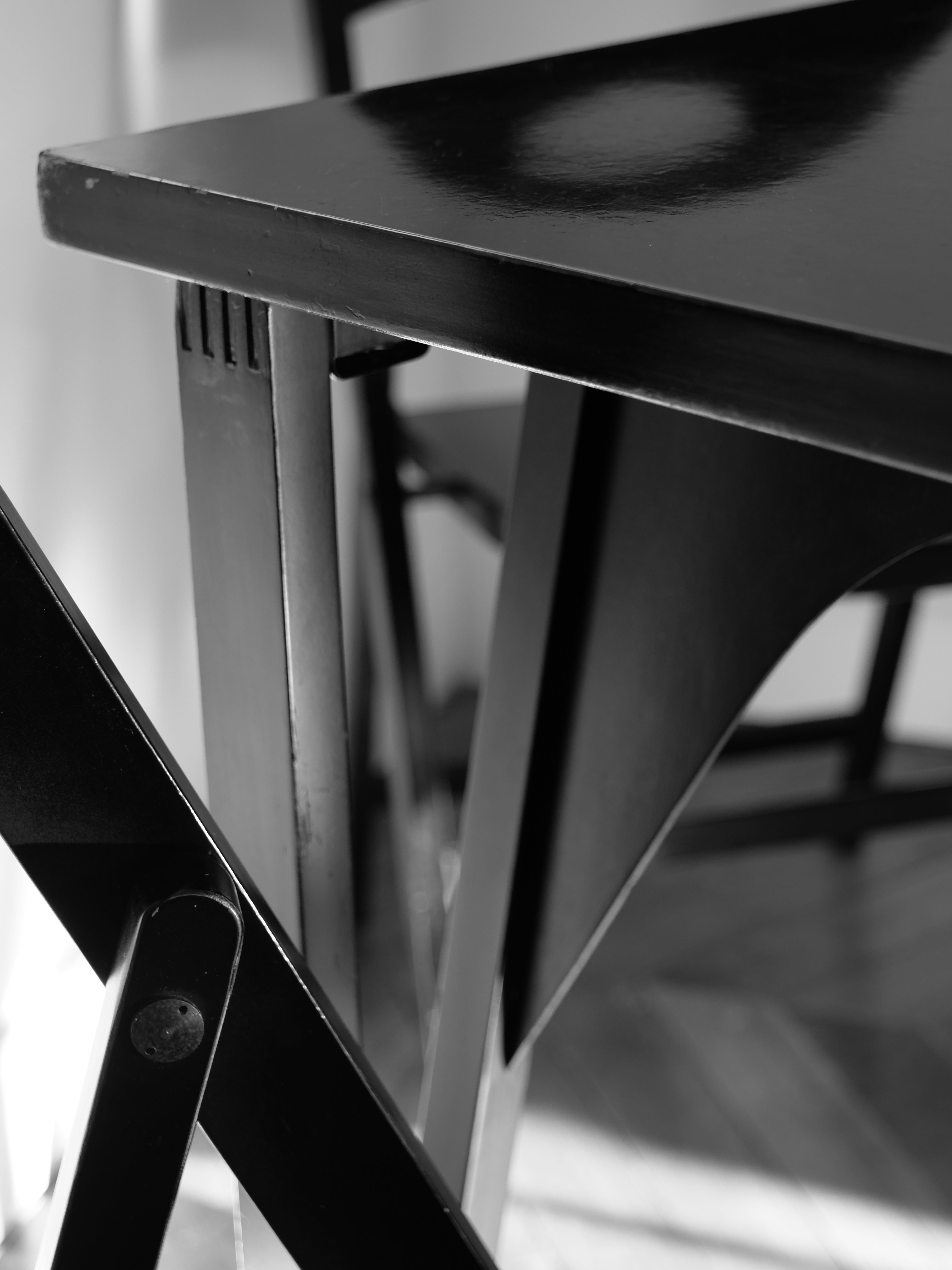 Table_and_4_chairs_set_by_Achille_&_Pier_Giacomo_Castiglioni,_1965.