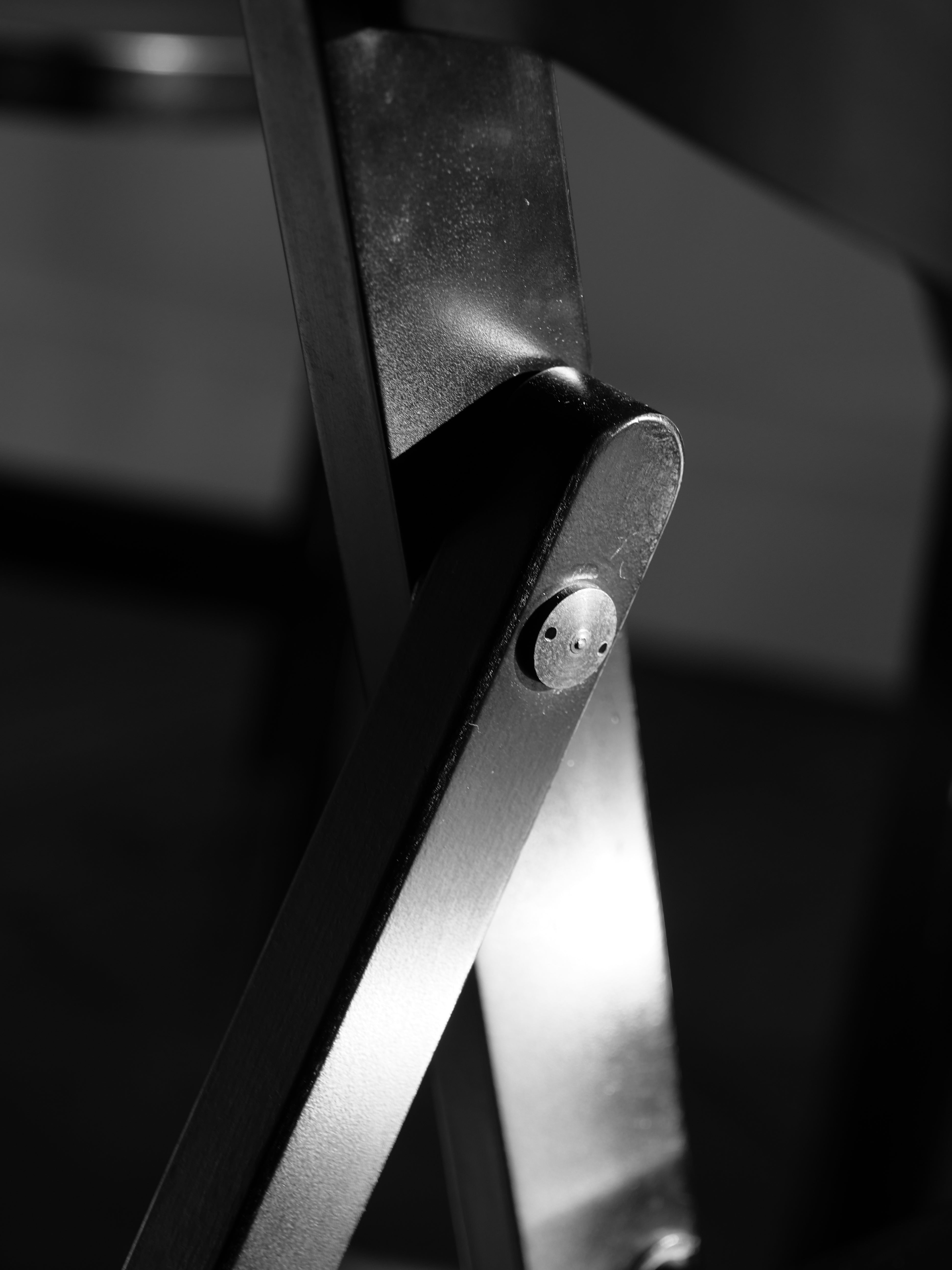 Table_and_4_chairs_set_by_Achille_&_Pier_Giacomo_Castiglioni,_1965.