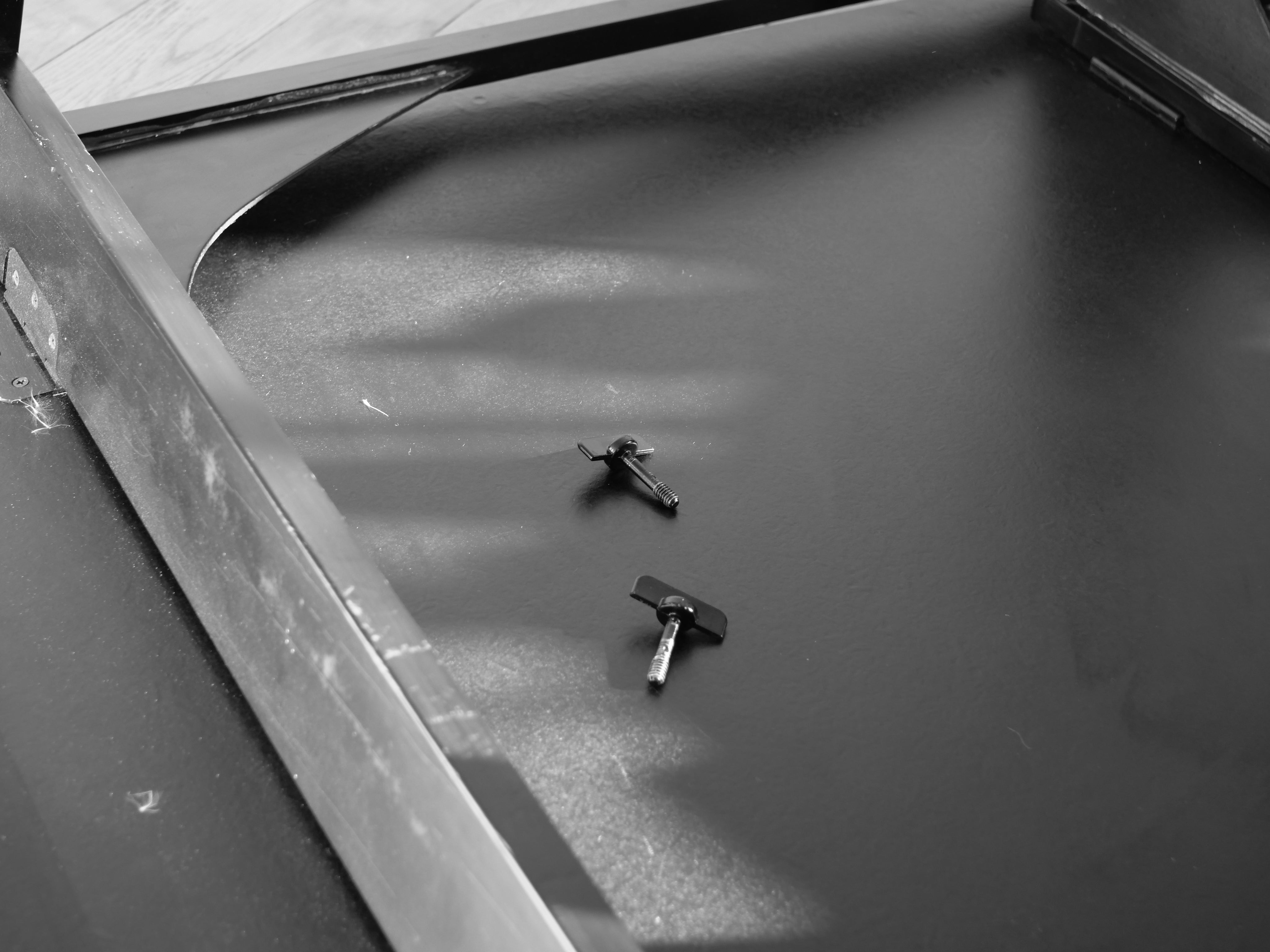 Table_and_4_chairs_set_by_Achille_&_Pier_Giacomo_Castiglioni,_1965.