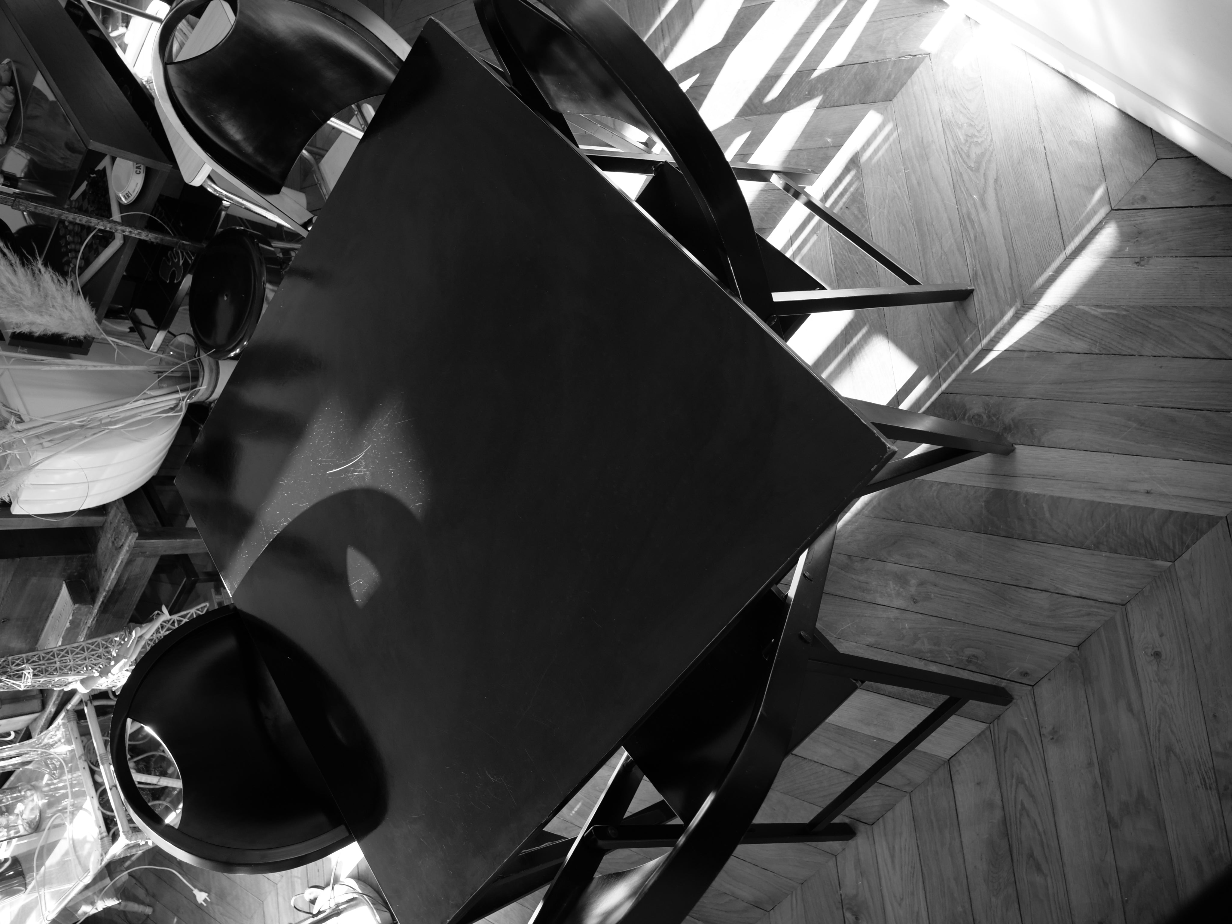 Table_and_4_chairs_set_by_Achille_&_Pier_Giacomo_Castiglioni,_1965.