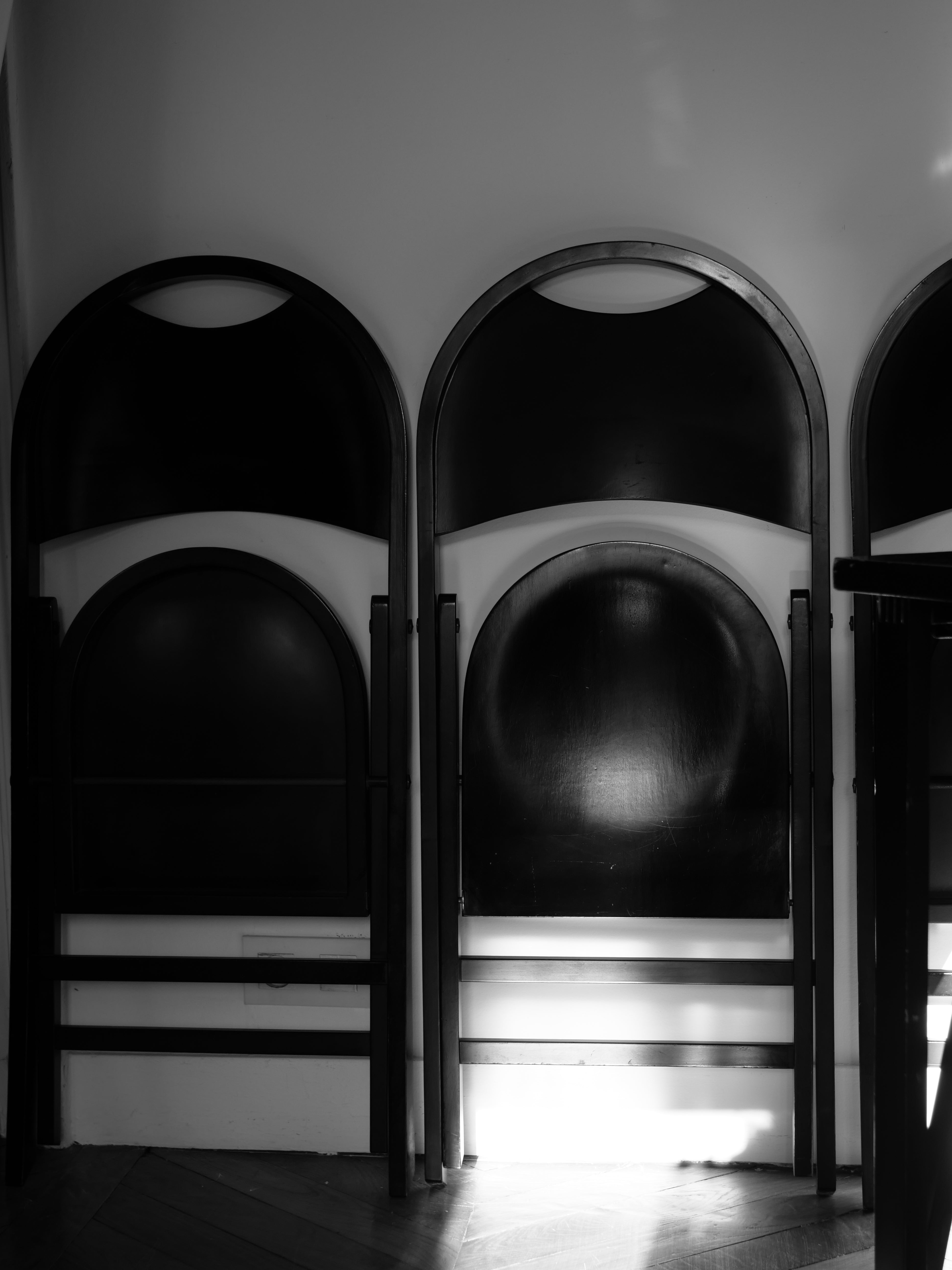 Table_and_4_chairs_set_by_Achille_&_Pier_Giacomo_Castiglioni,_1965.
