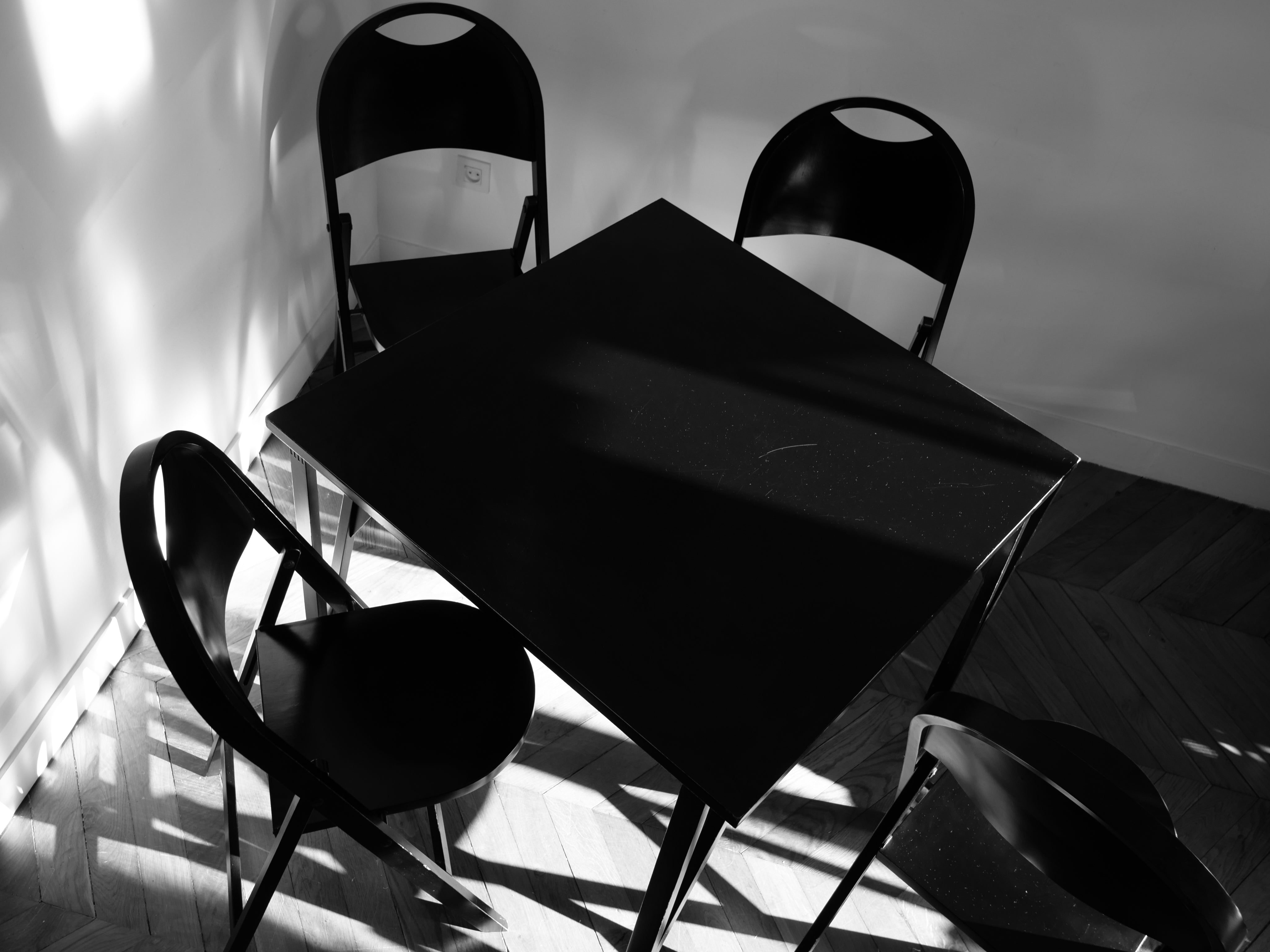 Table_and_4_chairs_set_by_Achille_&_Pier_Giacomo_Castiglioni,_1965.