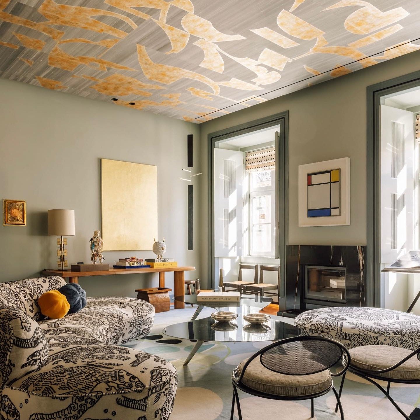 Collectable_Sofa_and_Tables_at_Living_Room