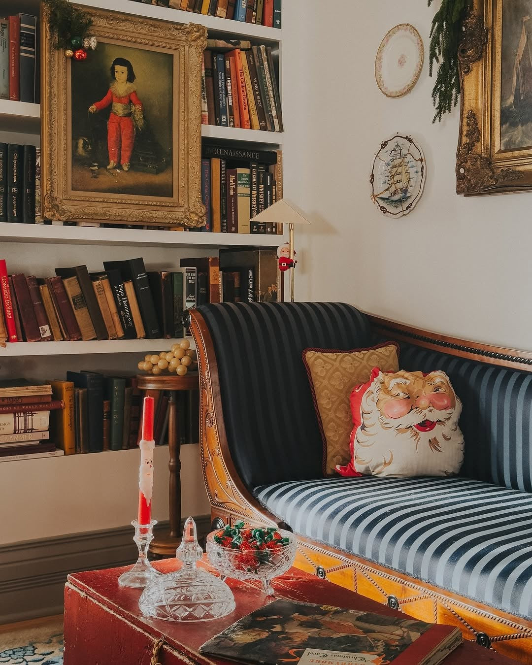 Christmas_room_decoration_with_sofa_and_cofee_table