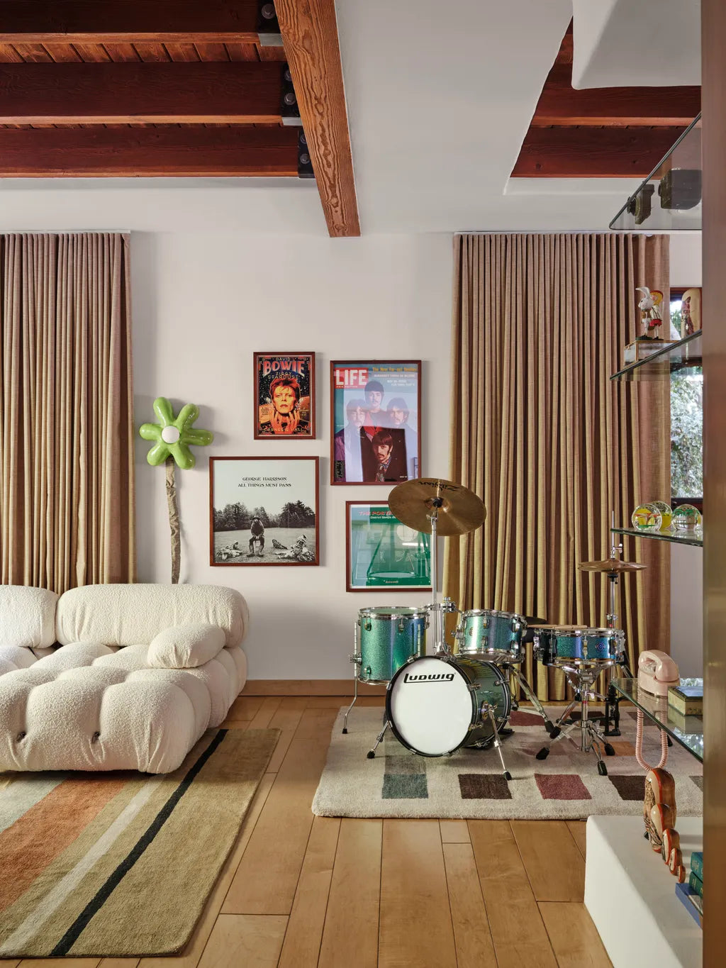 Emma_Chamberlain_house_with_White_camaleonda_sofa