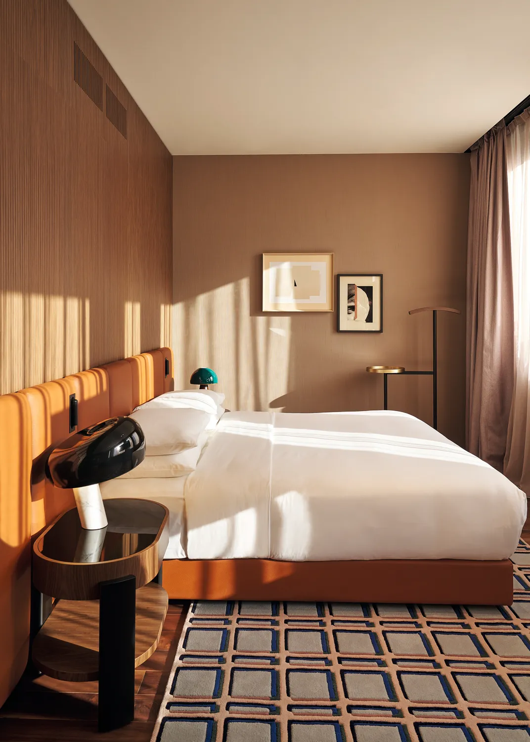Vintage_bedroom_with_Soopy_Table_lamp_in_Black