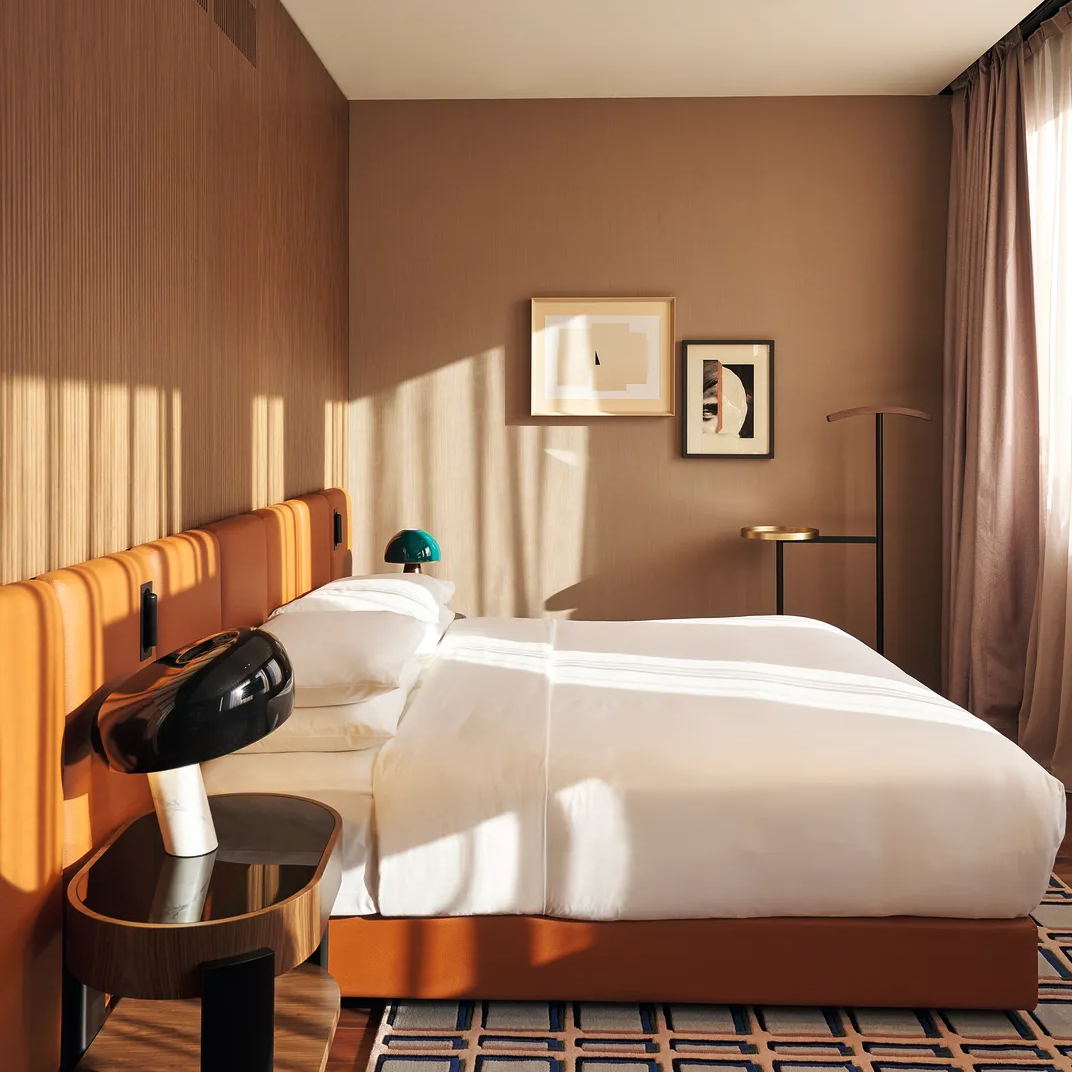 Vintage_bedroom_with_Soopy_Table_lamp_in_Black