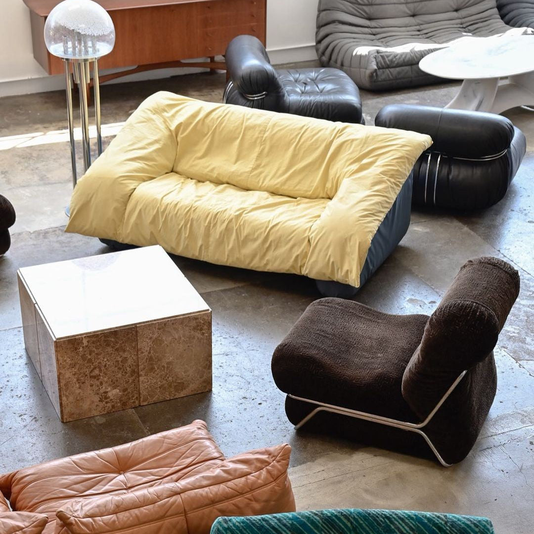Collection_of_sofas_and_couchs