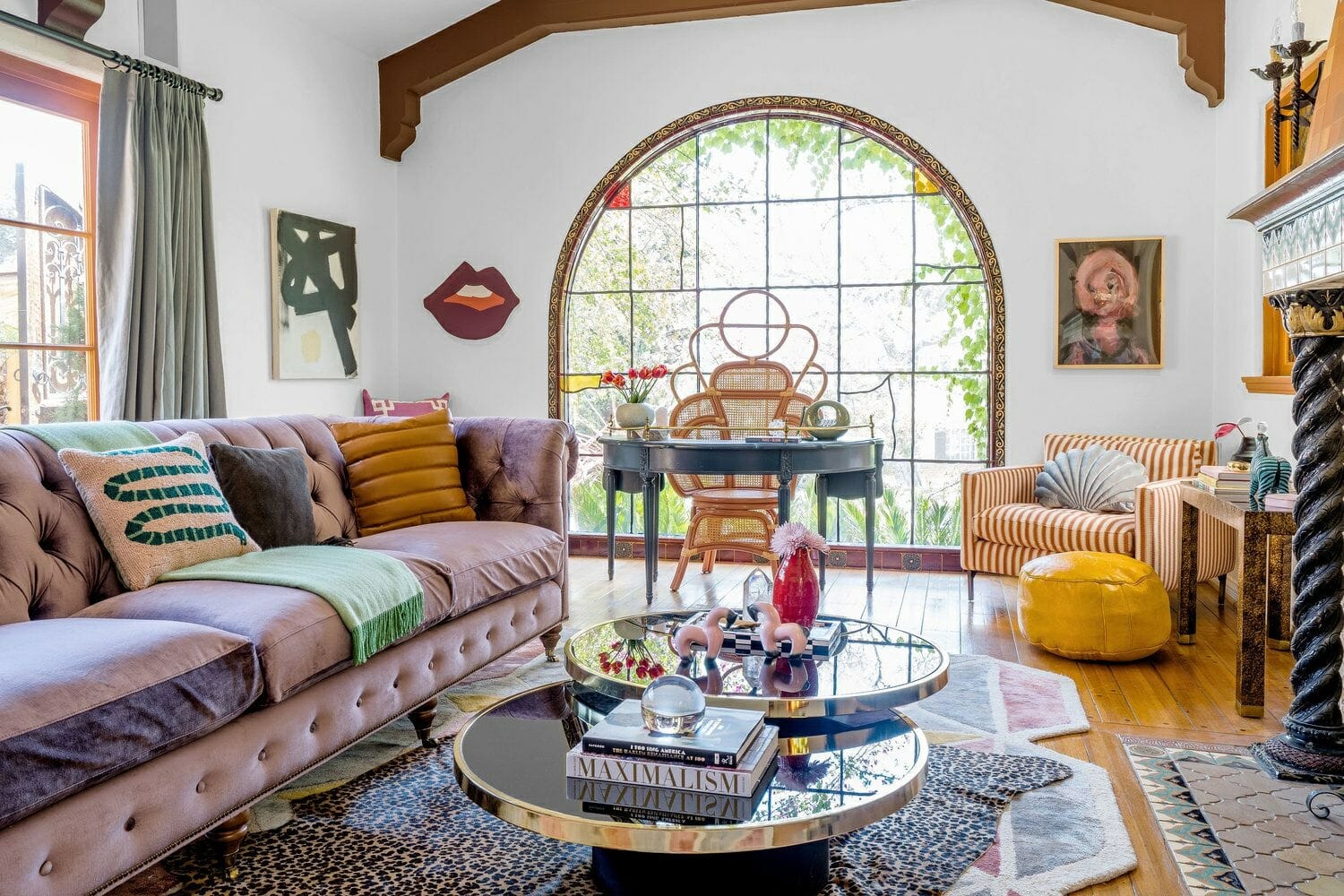 Vintage_and_colourful_living_room_with_2_couches_and_one_coffee_table