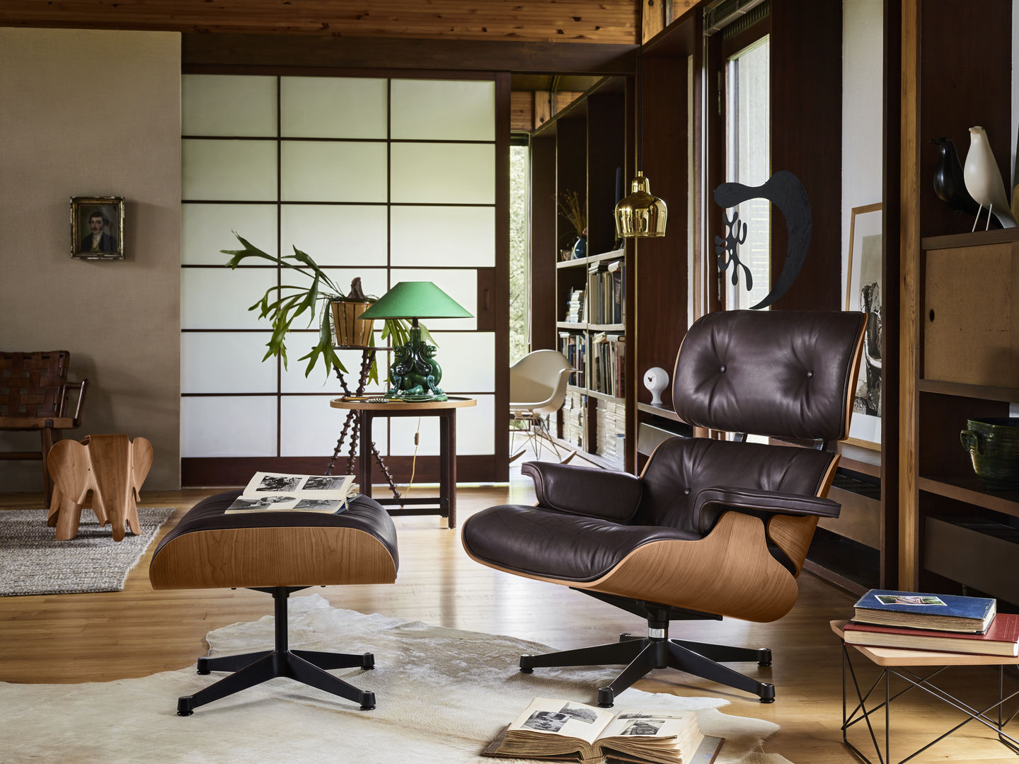 Eames_Lounge_Chair_and_Ottoman_from_1956_in_Living_room