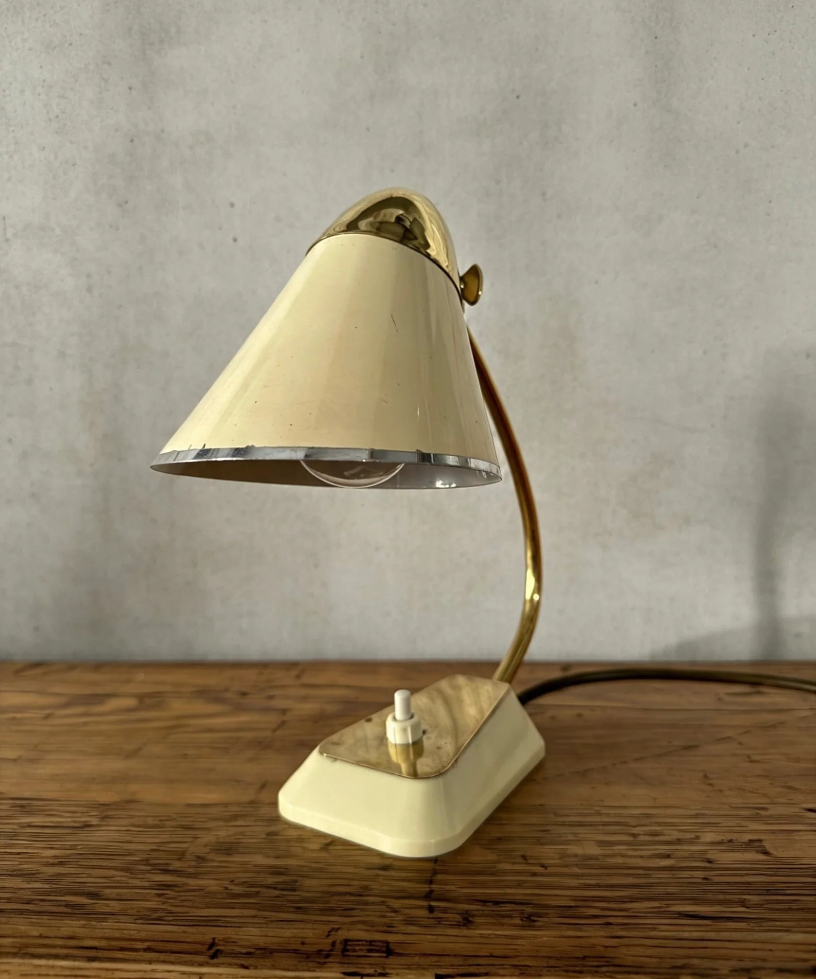 German_Modernist_Table_Lamp_in_Bakelite_and_Brass,_Germany,_1940s