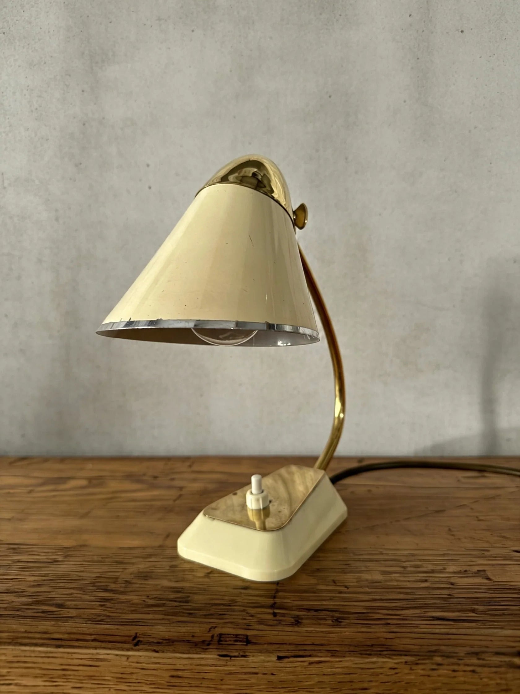 German_Modernist_Table_Lamp_in_Bakelite_and_Brass,_Germany,_1940s