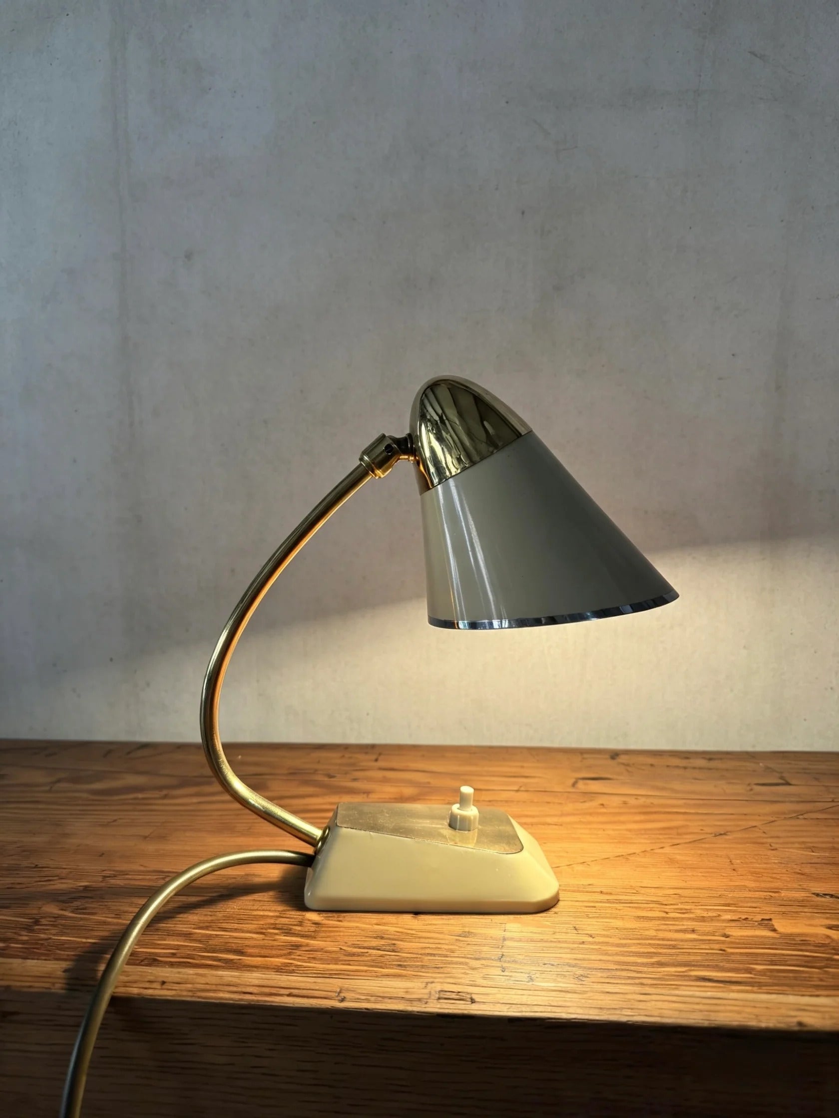 German_Modernist_Table_Lamp_in_Bakelite_and_Brass,_Germany,_1940s
