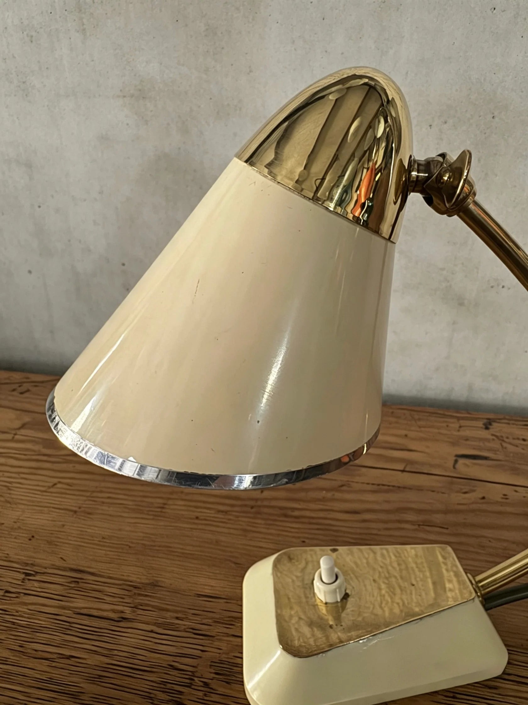 German_Modernist_Table_Lamp_in_Bakelite_and_Brass,_Germany,_1940s