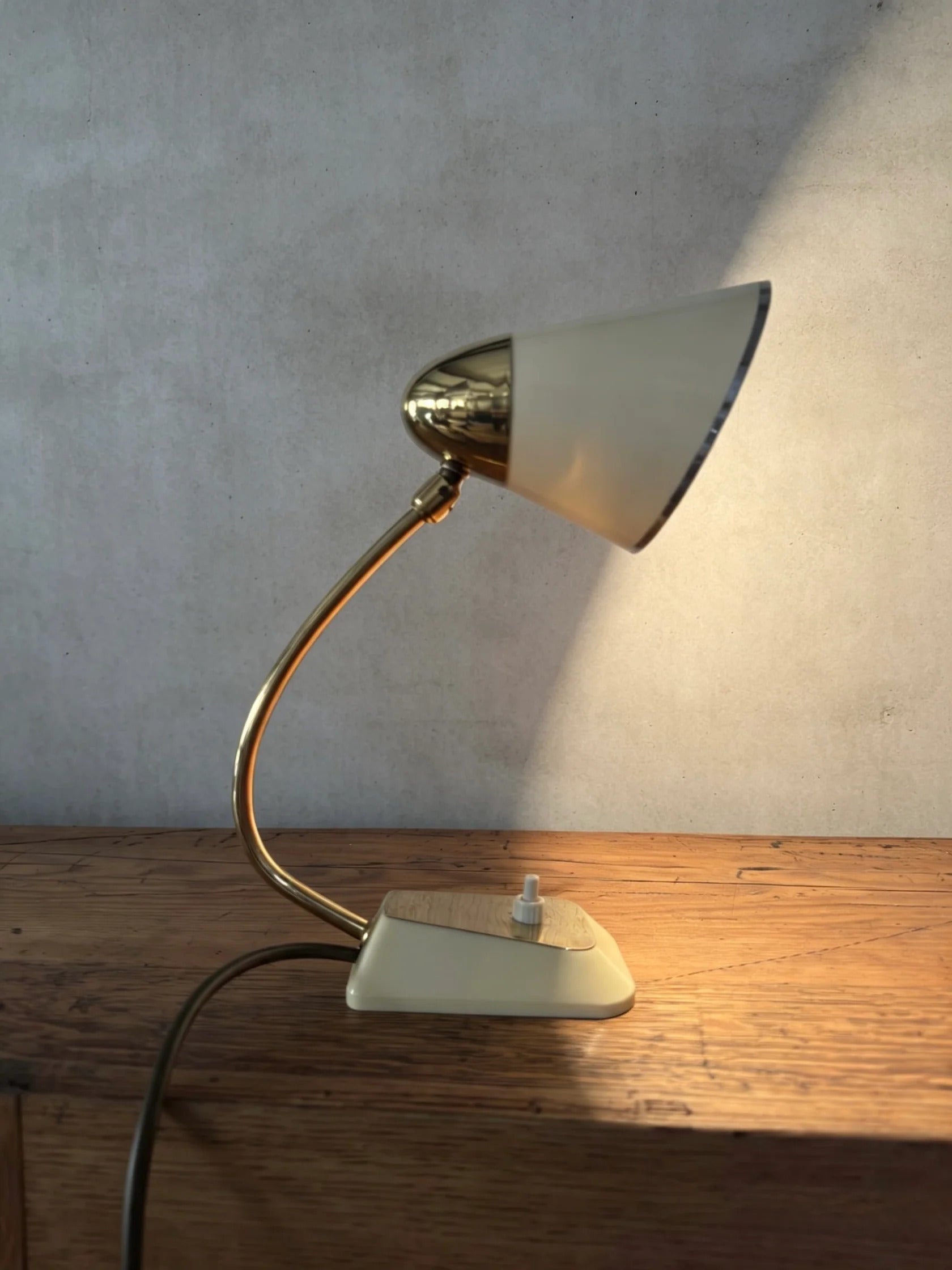 German_Modernist_Table_Lamp_in_Bakelite_and_Brass,_Germany,_1940s