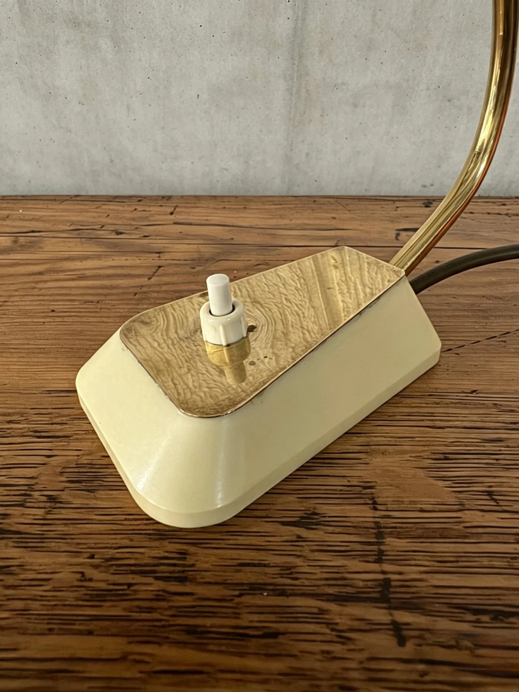 German_Modernist_Table_Lamp_in_Bakelite_and_Brass,_Germany,_1940s