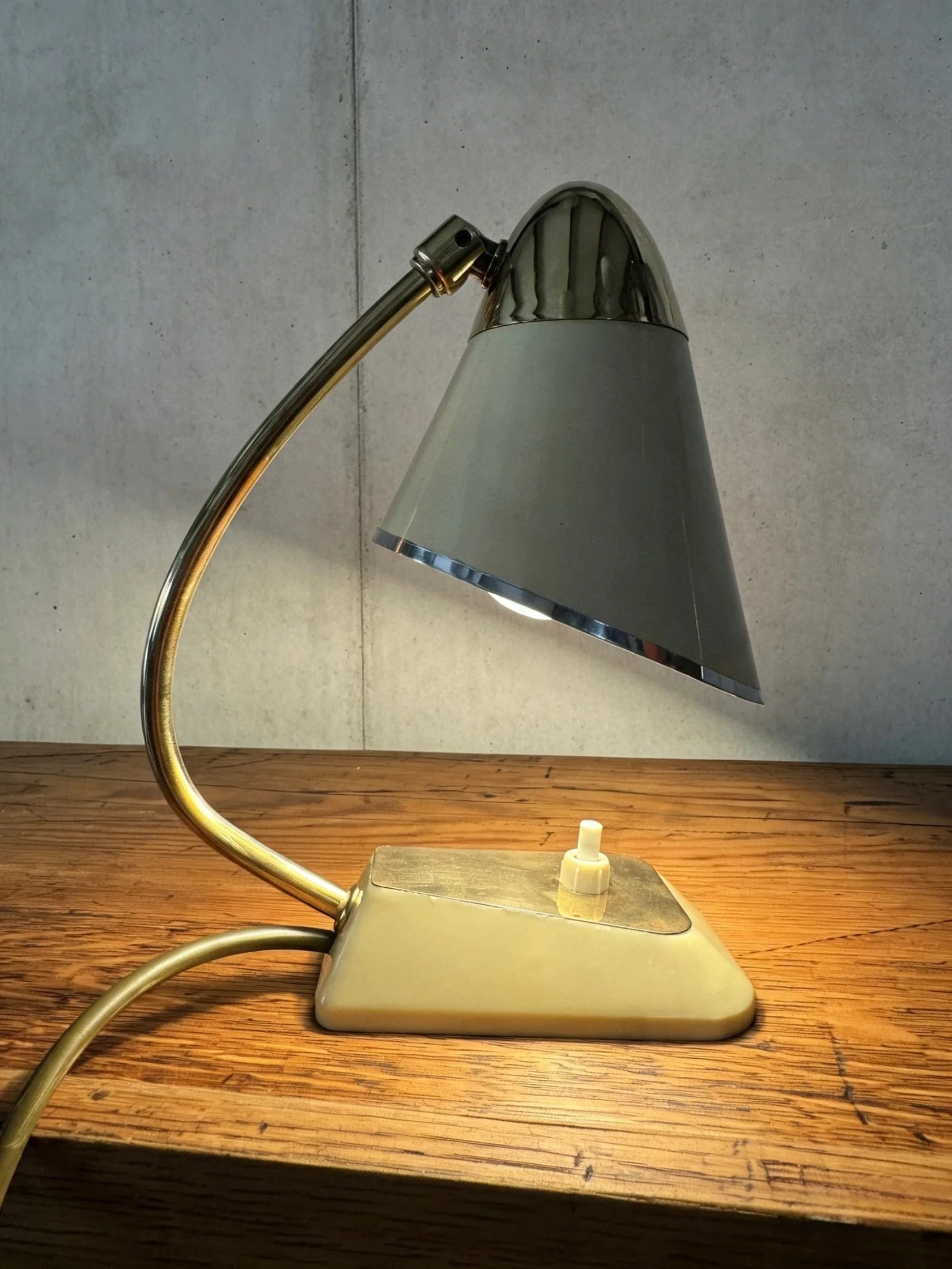 German_Modernist_Table_Lamp_in_Bakelite_and_Brass,_Germany,_1940s