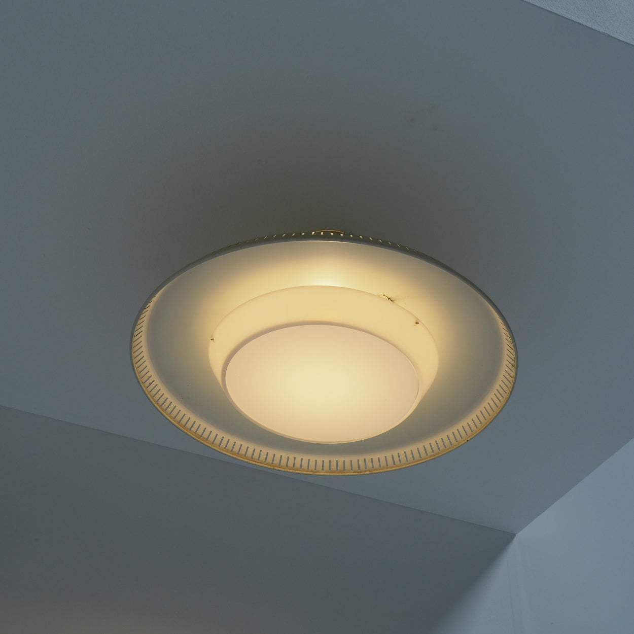 Philips_NB_93_Flush_Mount_Ceiling_Lamp,_Dutch_Mid_Century_Design