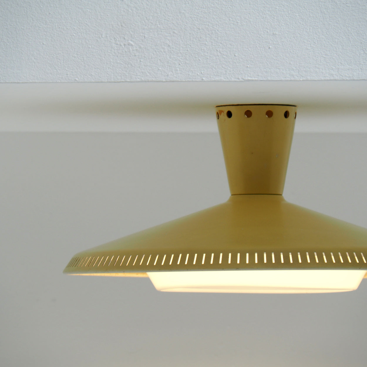Philips_NB_93_Flush_Mount_Ceiling_Lamp,_Dutch_Mid_Century_Design